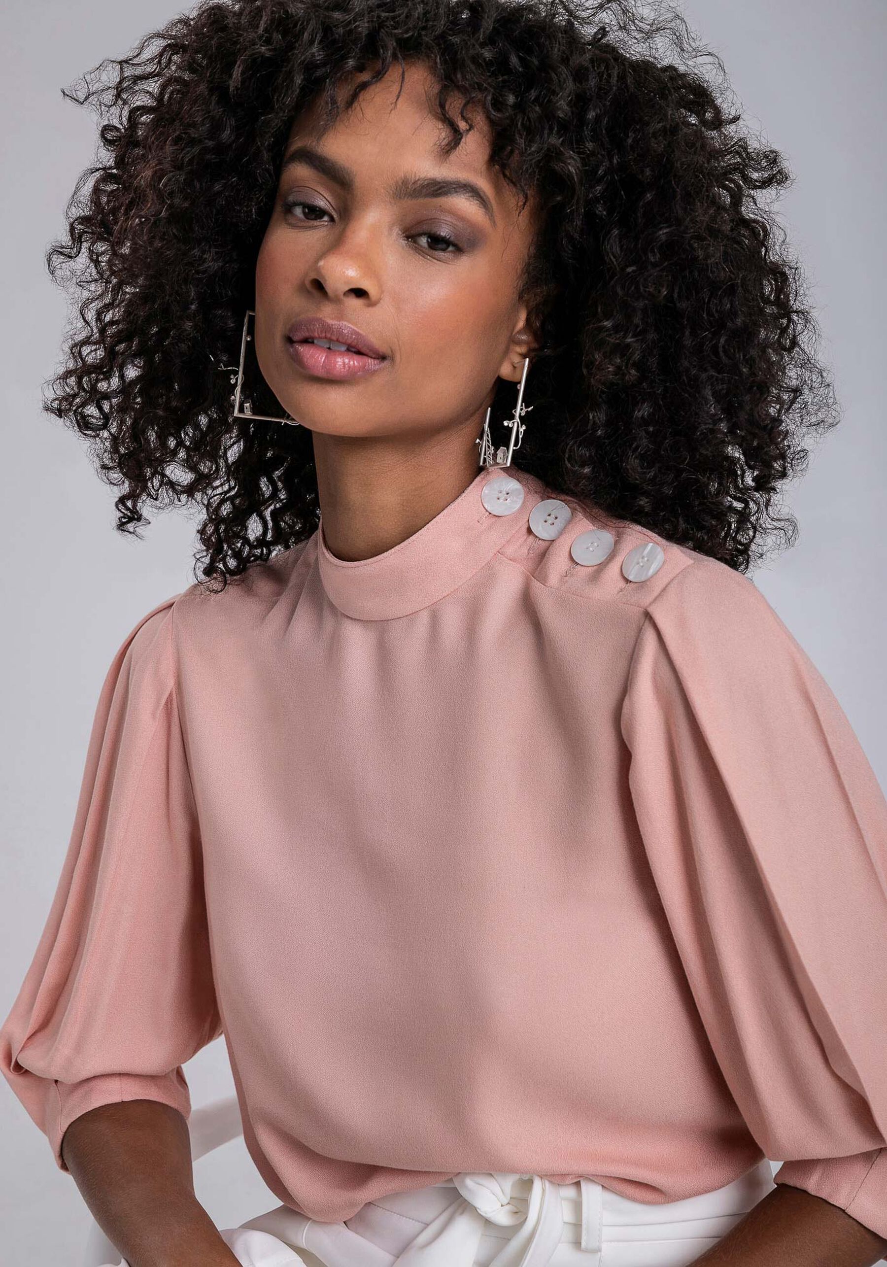 Blusa Gola Alta em Crepe com Botões Máxi, . Blusa Gola Alta em Crepe com Botões Máxi, , large.