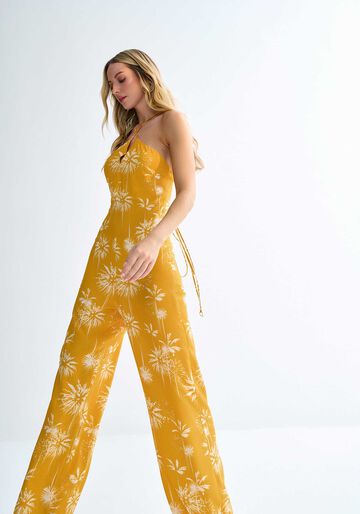 Macacão Longo em Viscose Estampado com Amarração Costas, DATE PALMS AMARELO. Macacão Longo em Viscose Estampado com Amarração Costas, DATE PALMS AMARELO, large.