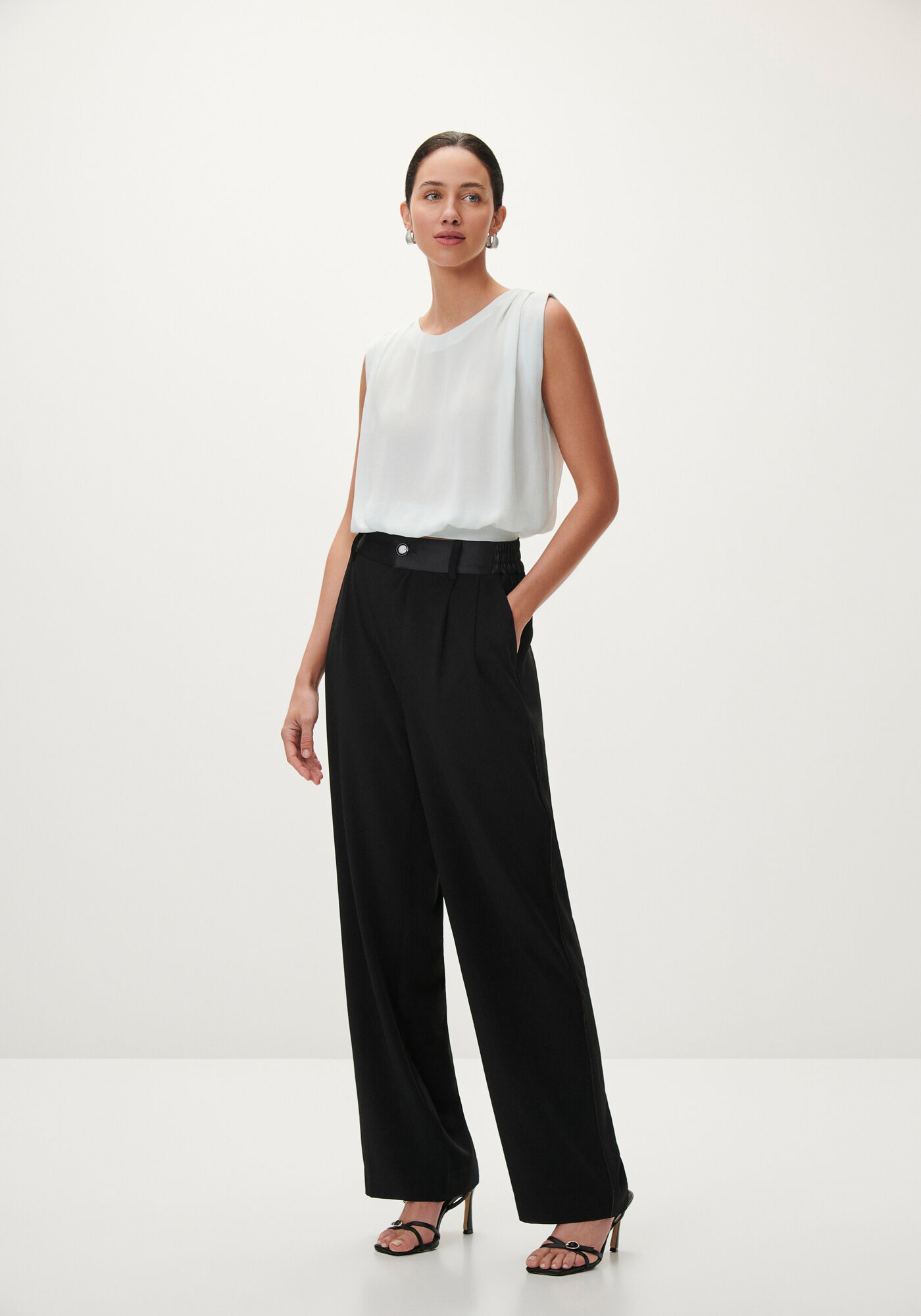 Blusa sem Mangas em Crepe com Pregas Ombros, , large.