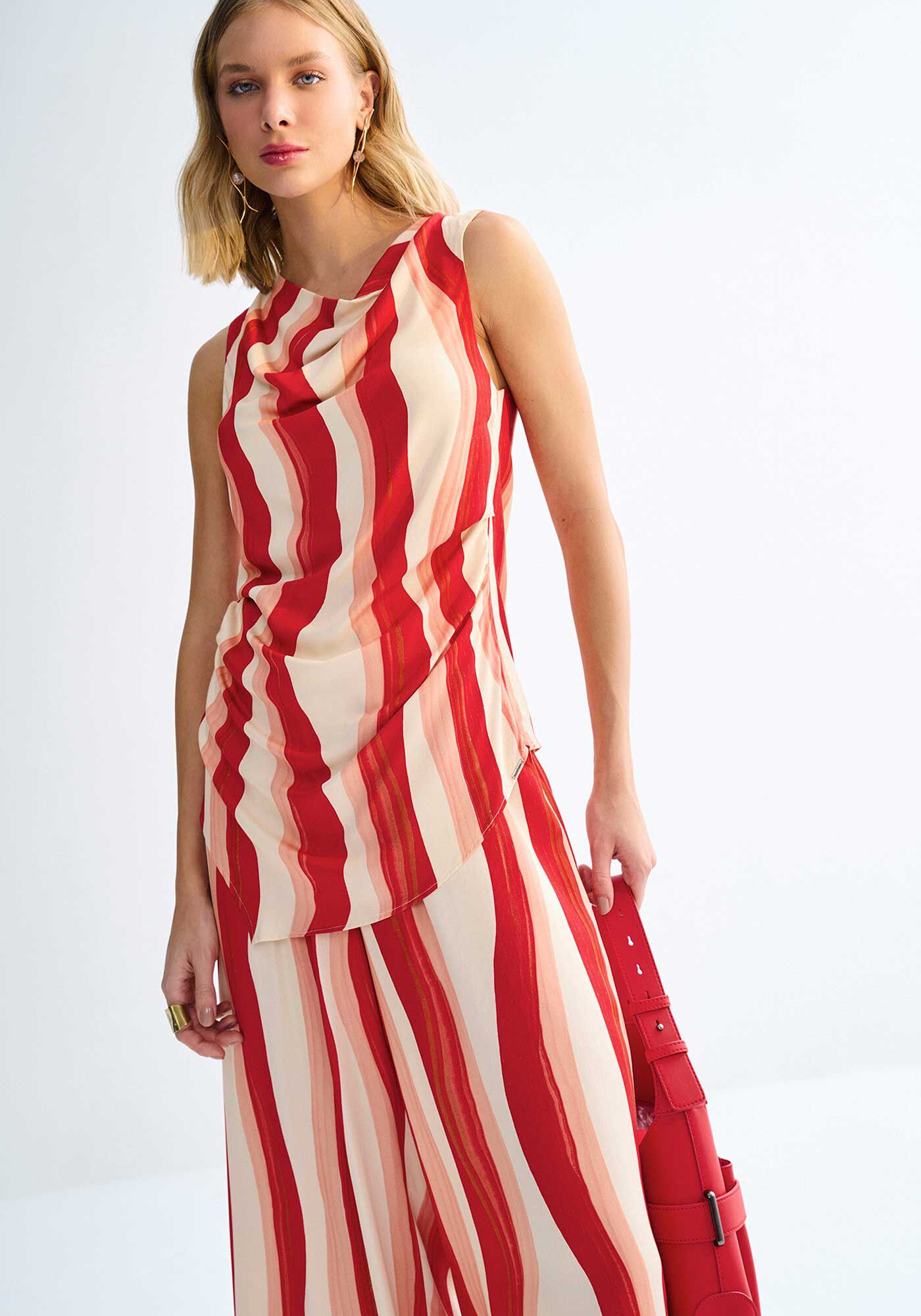 Blusa Alongada em Viscose com Gola Degag&ecirc;, , large.