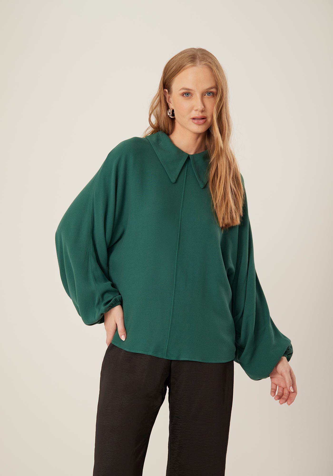 Blusa Em Crepe De Viscose Com Mangas Amplas E Gola Camisa, , large.
