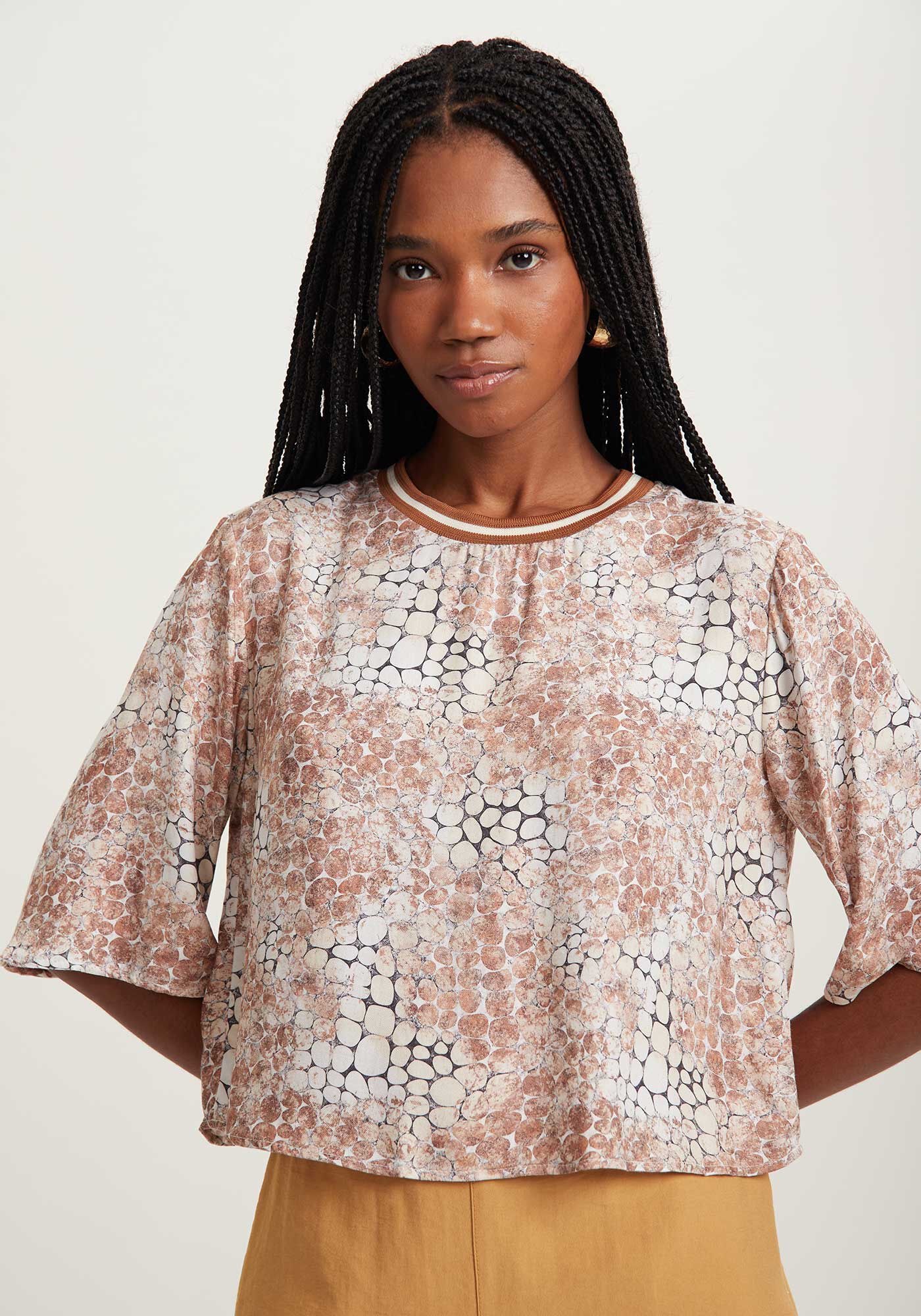 Blusa Curta Estampada Com Mangas M&eacute;dias E Gola Em Retil&iacute;nea, , large.