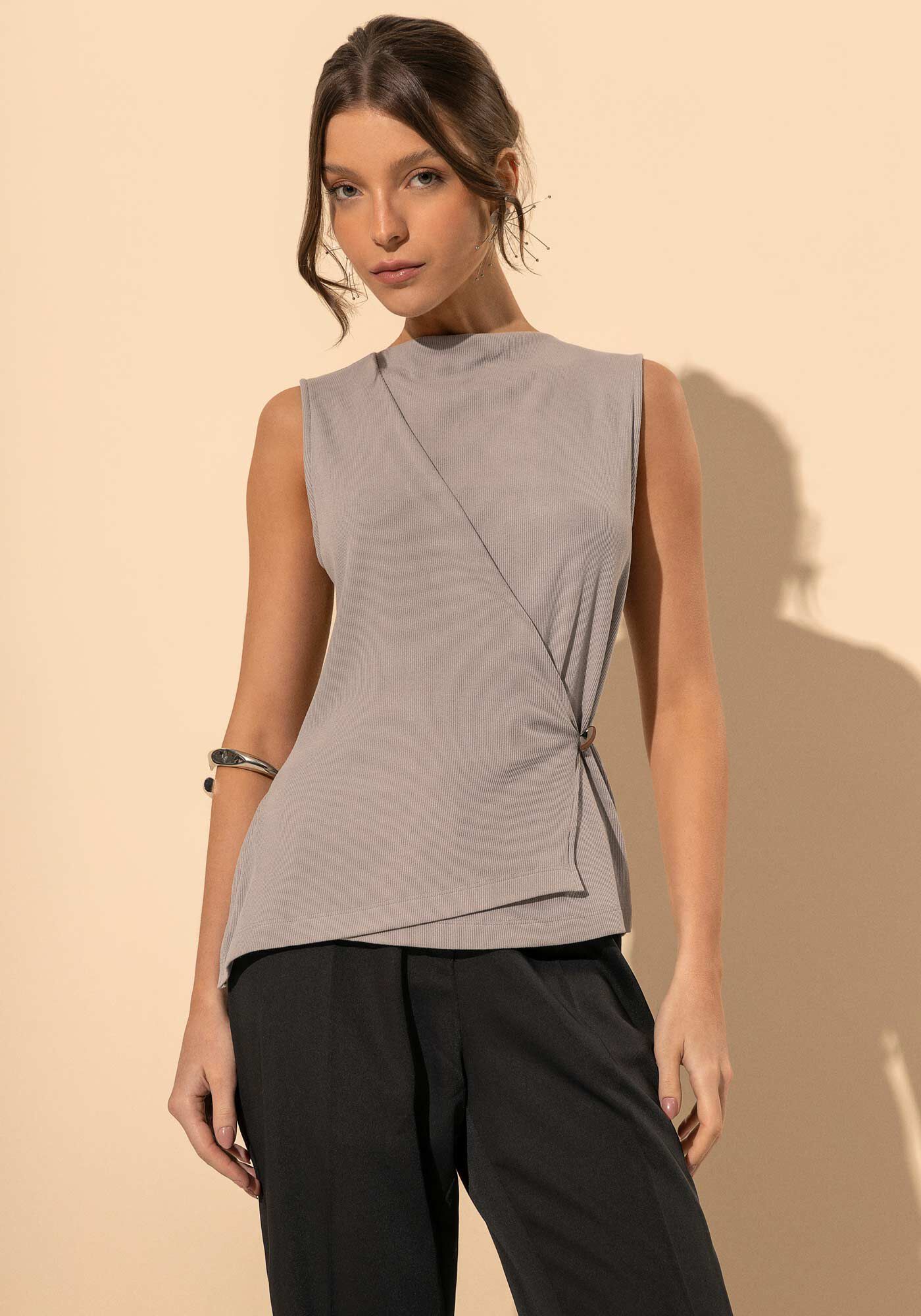 Blusa Transpassada Canelada Com Enfeite Lateral Metalizado, CINZA CENDRILLON, large.