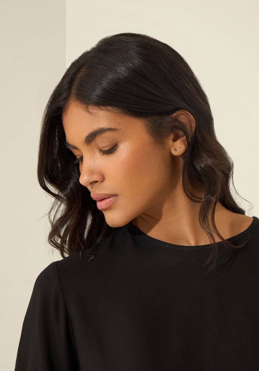 Blusa De Mangas Curtas Com Bordado Localizado Essential, PRETO. Blusa De Mangas Curtas Com Bordado Localizado Essential, PRETO, large.