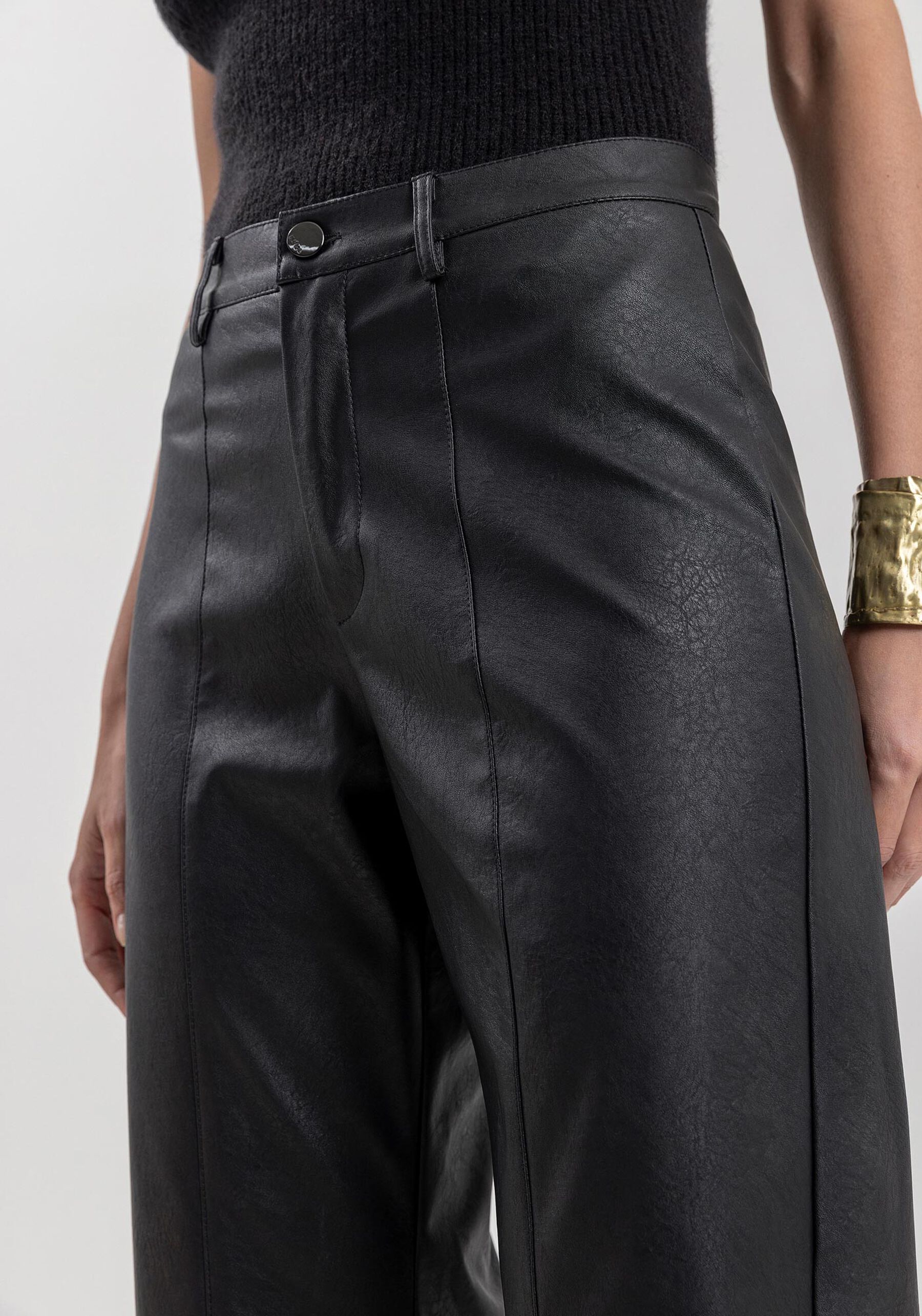 Calça Reta Em PU Com Passantes E Cintura Média, . Calça Reta Em PU Com Passantes E Cintura Média, , large.