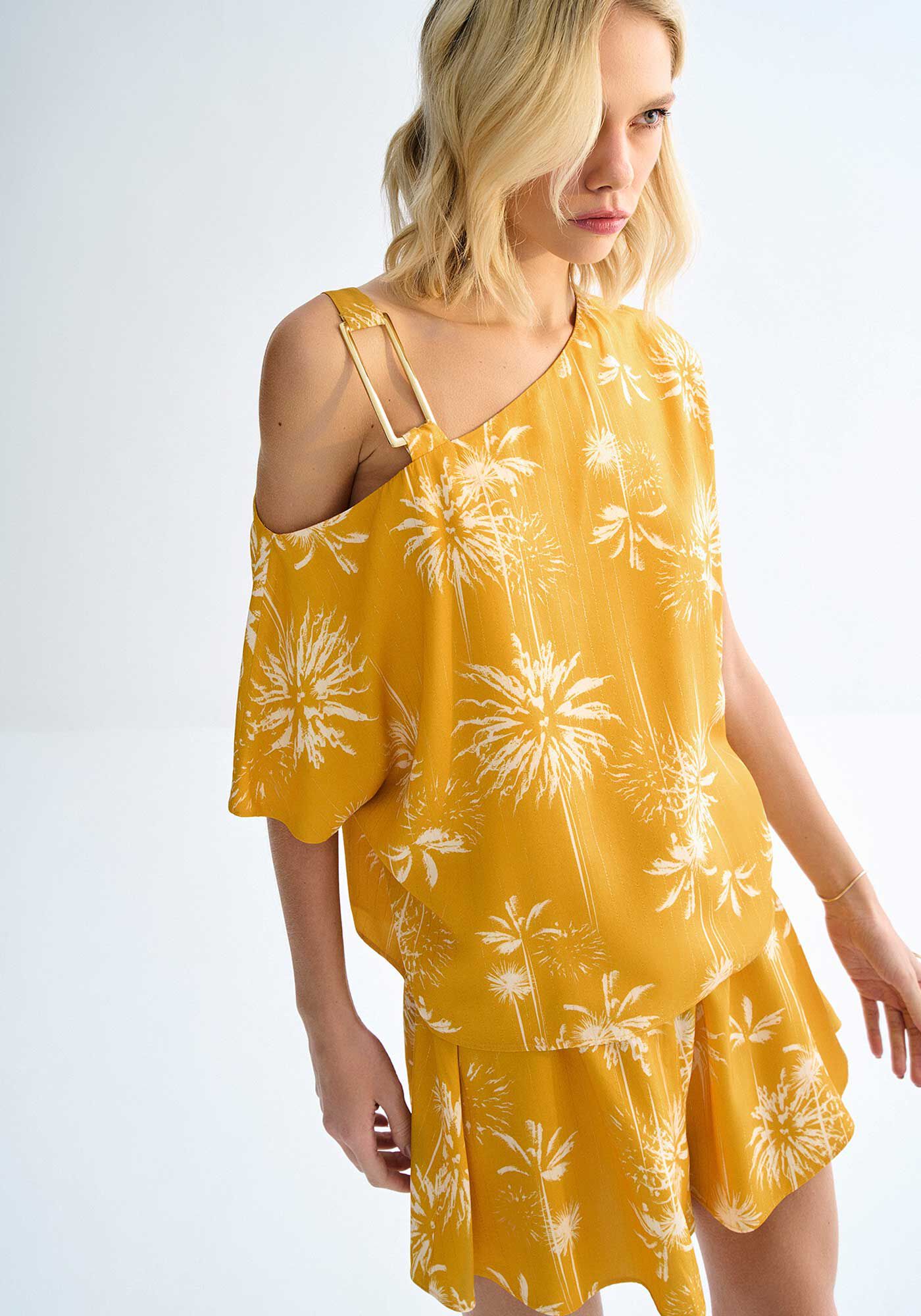 Blusa Assim&eacute;trica Estampada com Detalhe Ombro, , large.