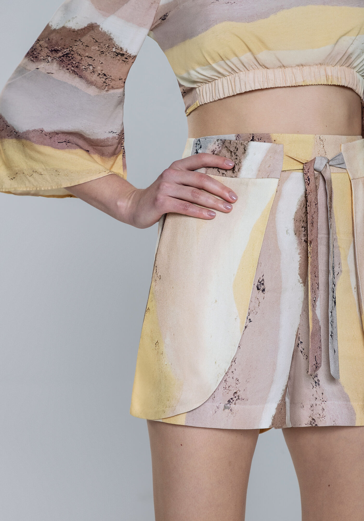 Shorts Cintura M&eacute;dia Crepe Sobreposi&ccedil;&atilde;o, CANIONS, large.