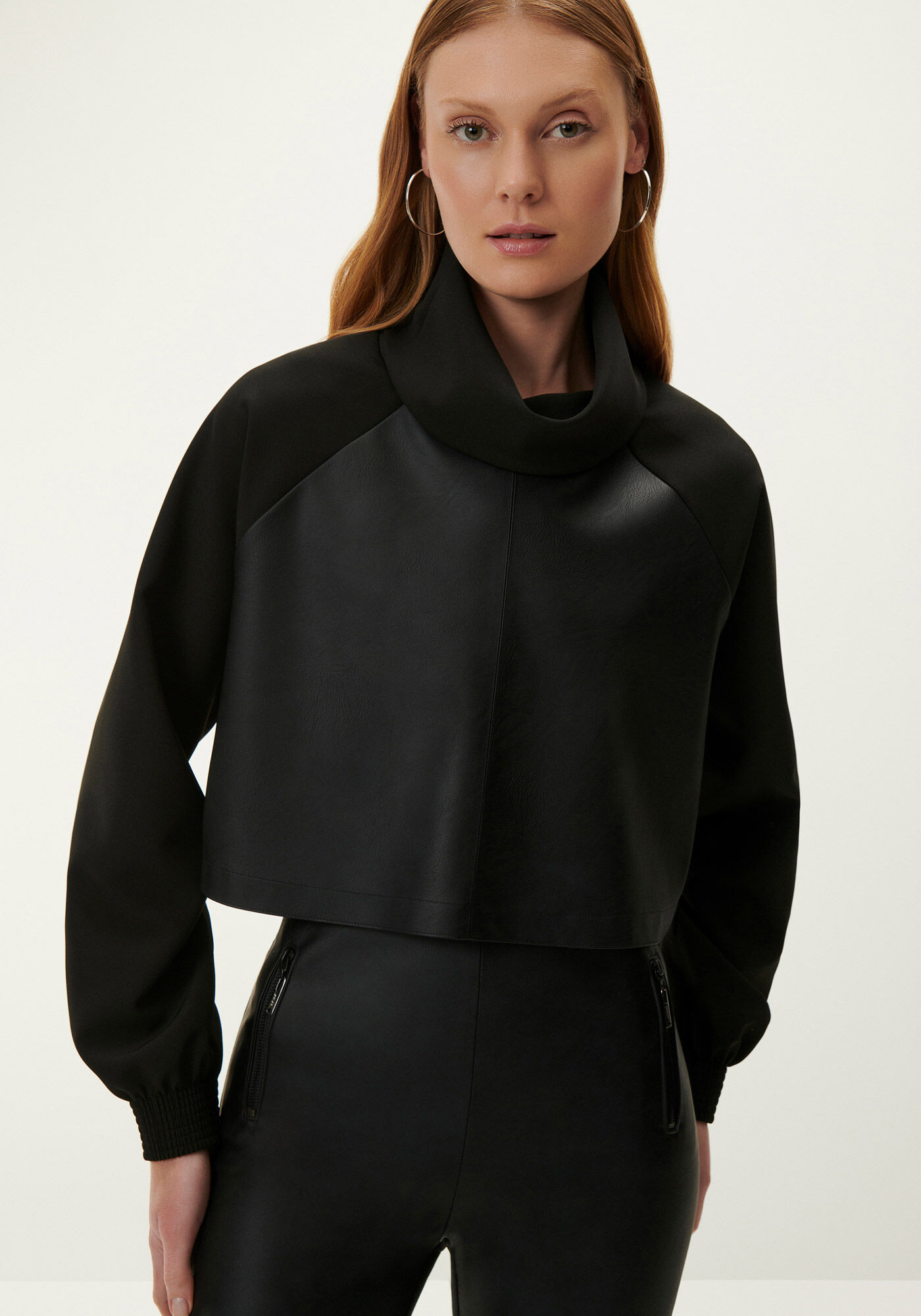 Blusa Gola Alta Cropped com Recorte PU, , large.