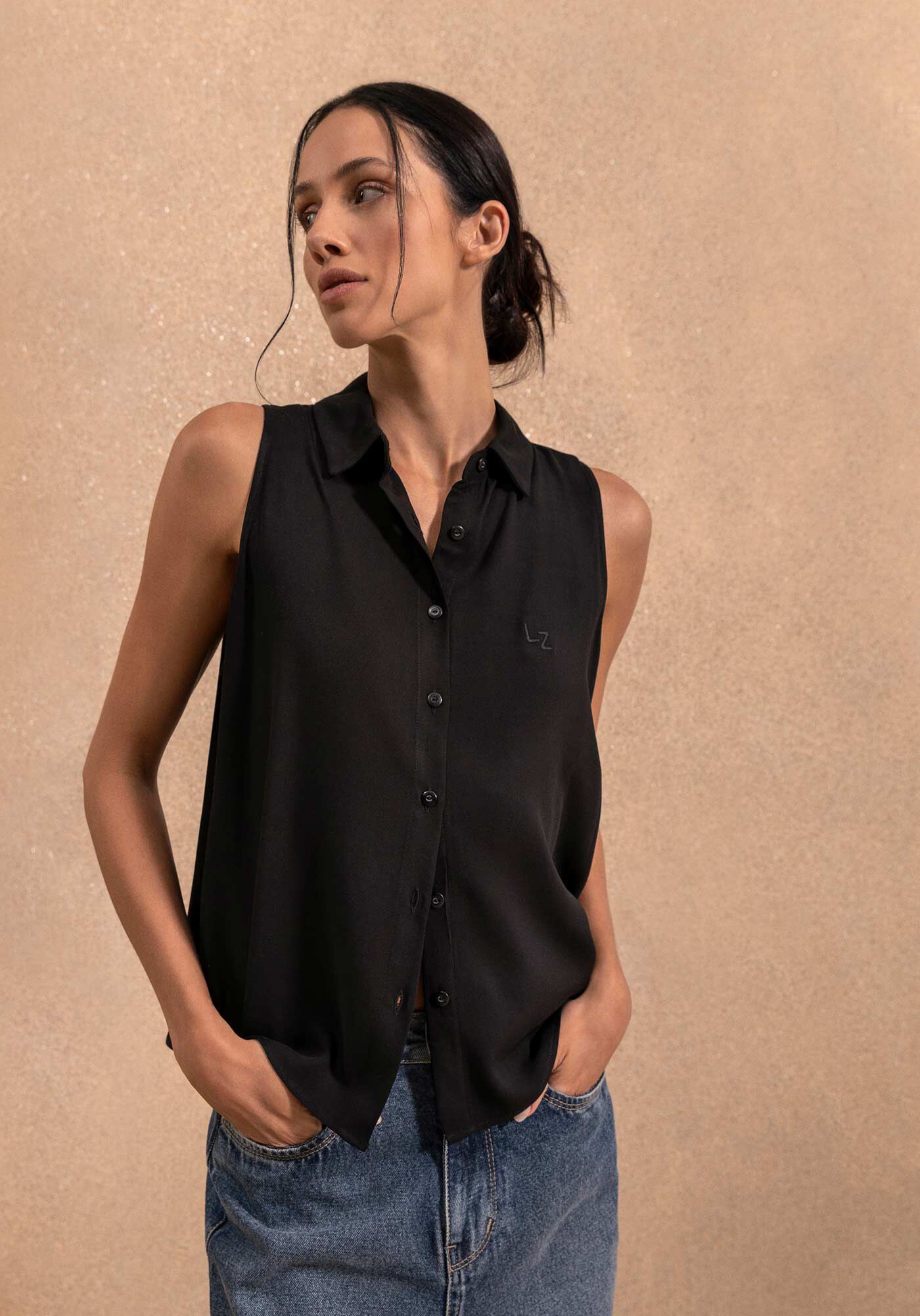 Camisa Sem Mangas Com Gola E Bot&otilde;es Em Viscose, PRETO, large.