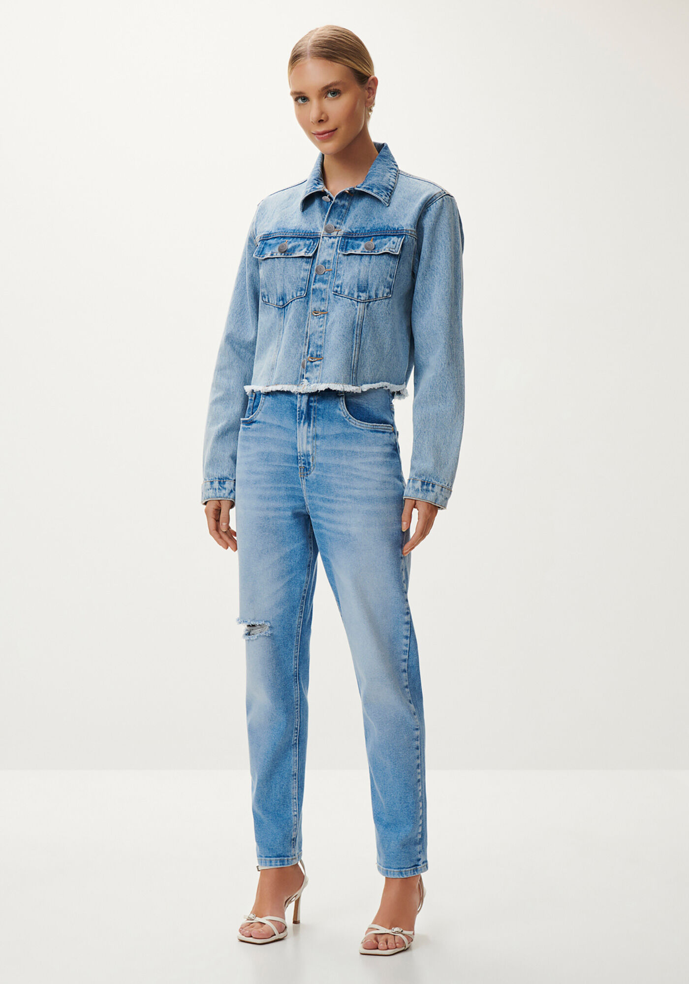 Jaqueta Jeans Curta com Barra Desfiada, JEANS CLARO, large.