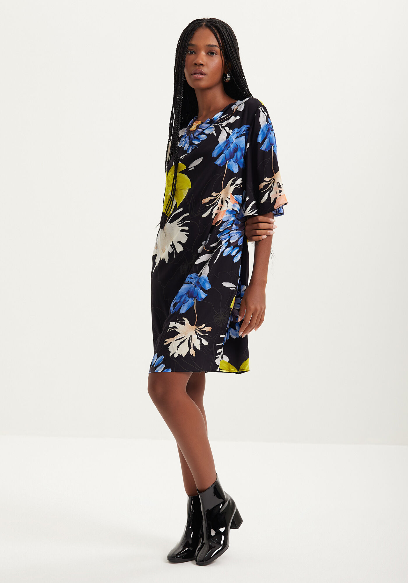 Vestido Curto Estampado Com Decote Degag&ecirc; E Manga God&ecirc;, FLORA PRETO, large.