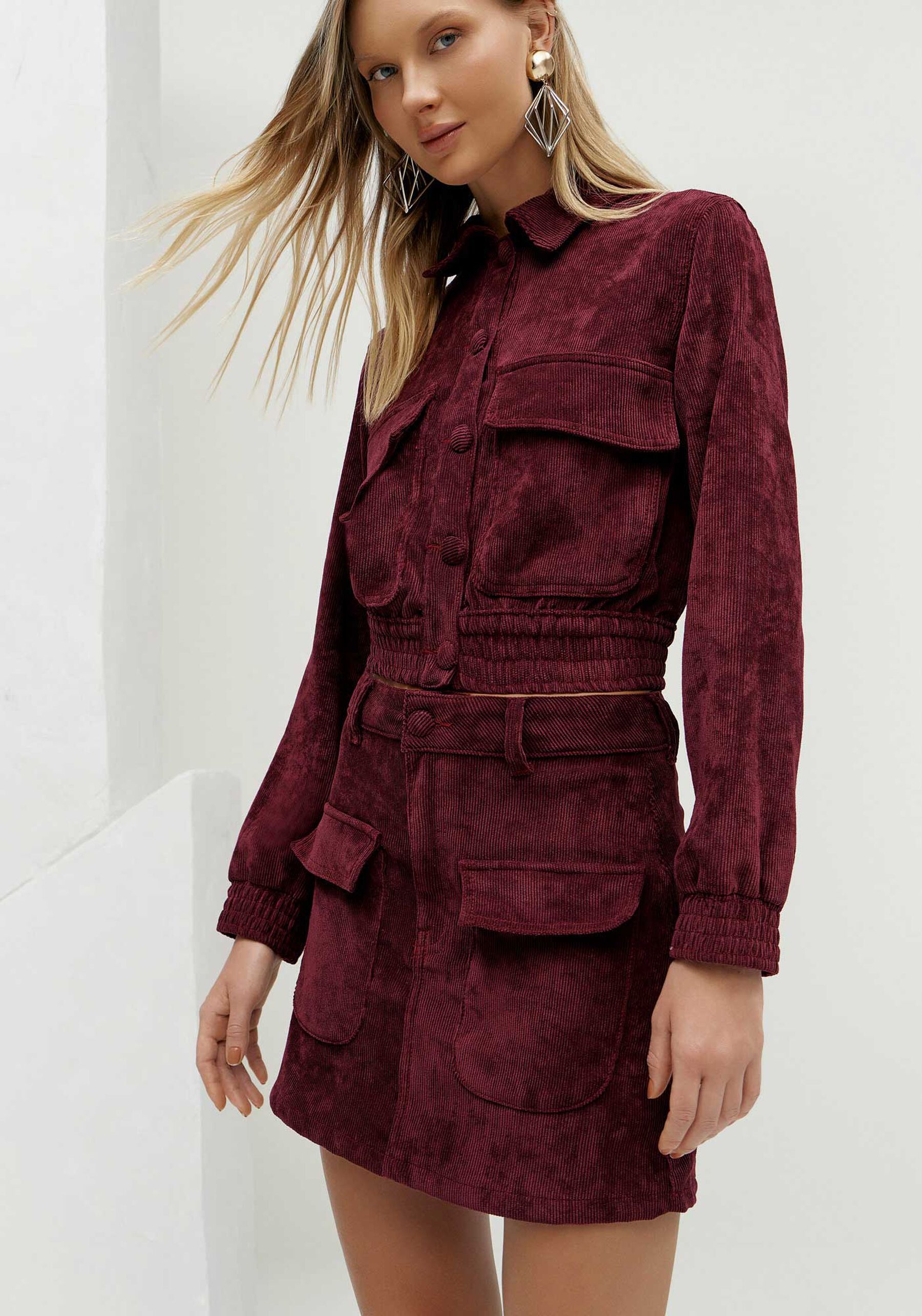 Saia Curta em Veludo com Bolso Cargo, BORDO KIR ROYALLE. Saia Curta em Veludo com Bolso Cargo, BORDO KIR ROYALLE, large.