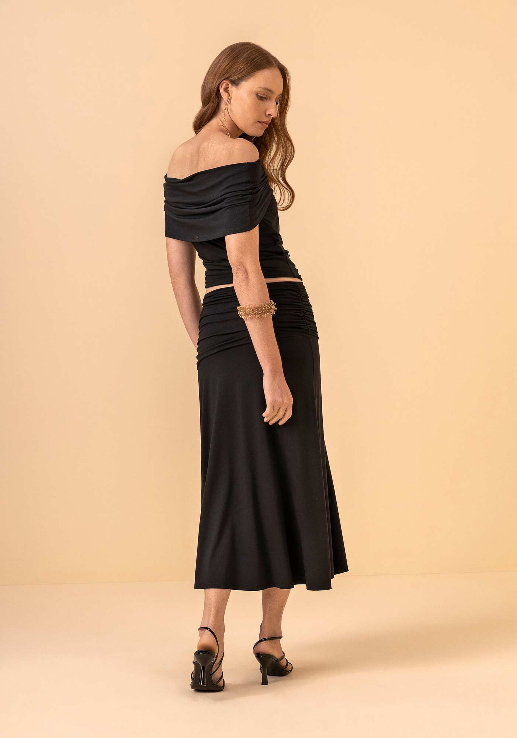 Blusa Ombro A Ombro Com Recorte E Enfeite Metalizado, PRETO. Blusa Ombro A Ombro Com Recorte E Enfeite Metalizado, PRETO, large.