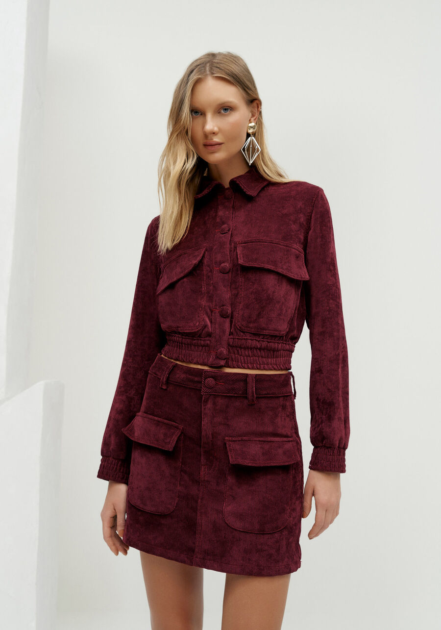 Saia Curta em Veludo com Bolso Cargo, BORDO KIR ROYALLE. Saia Curta em Veludo com Bolso Cargo, BORDO KIR ROYALLE, large.