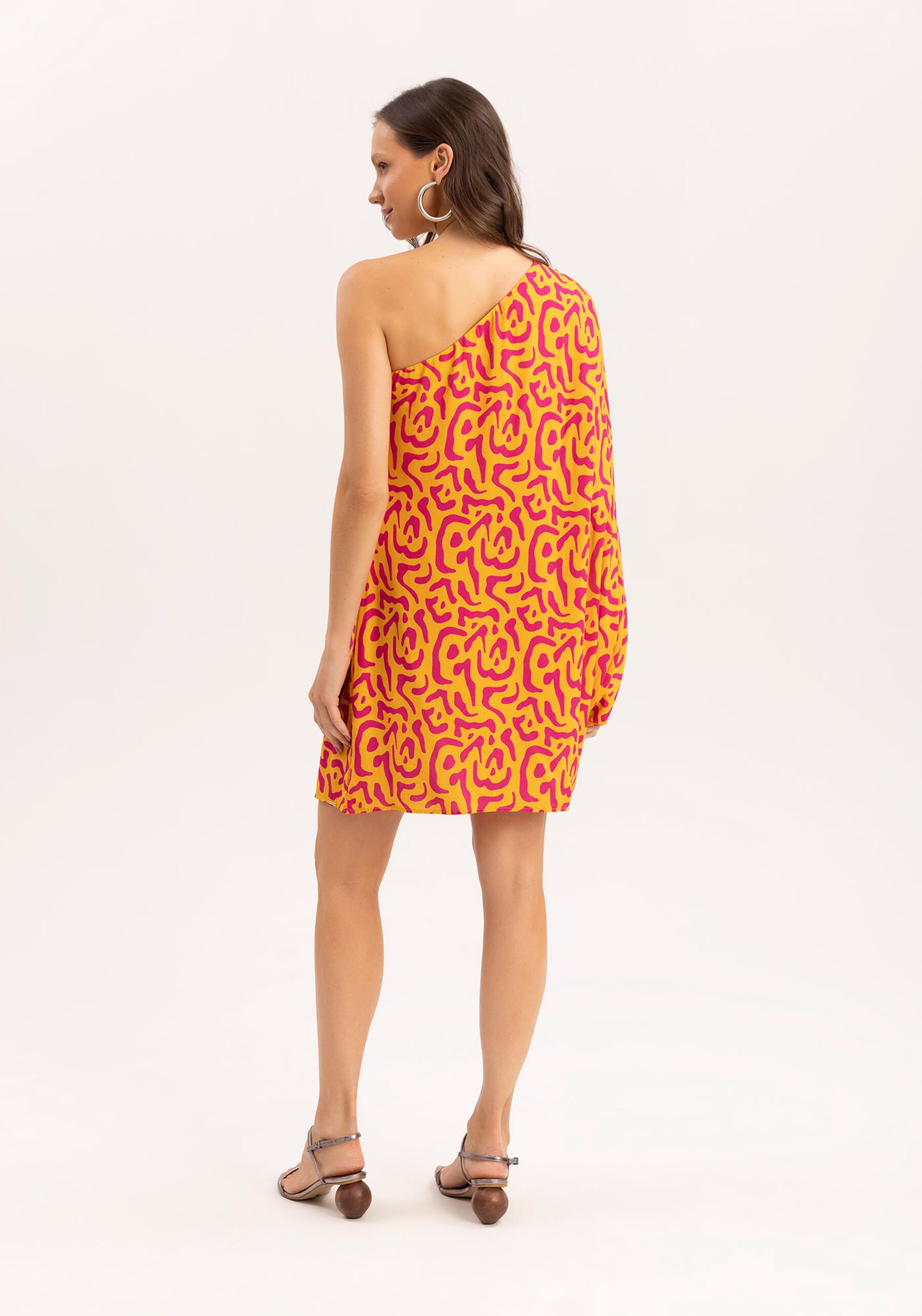 Vestido Curto Amplo Um Ombro Só Animal Print, VILLAGE AMARELO. Vestido Curto Amplo Um Ombro Só Animal Print, VILLAGE AMARELO, large.