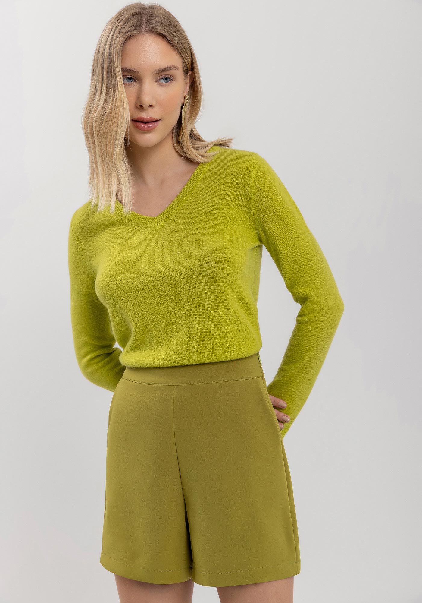 Blusa B&aacute;sica De Mangas Longas Com Gola V Em Malha De Tric&ocirc;, , large.