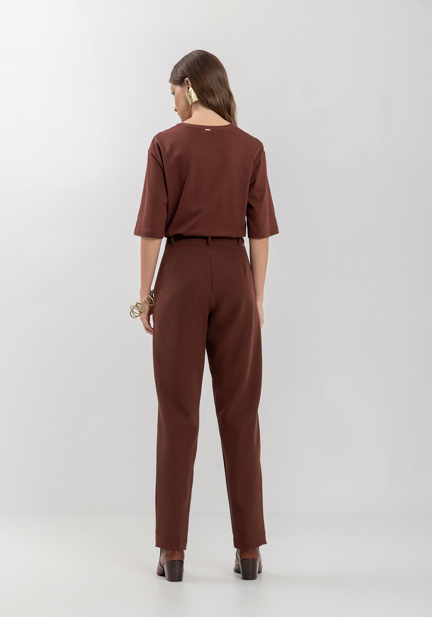 Cal&ccedil;a Carrot Em Alfaiataria Com Cintura Alta E Bolsos, MARROM CHOCOLATE, large.