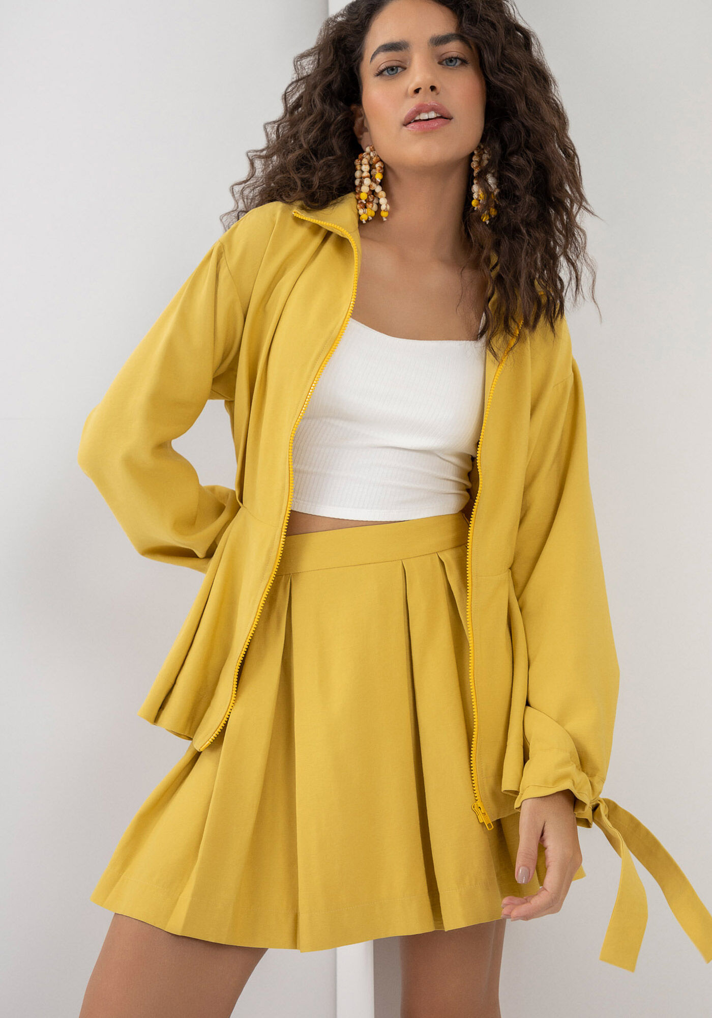 Saia amarela com blusa azul shop