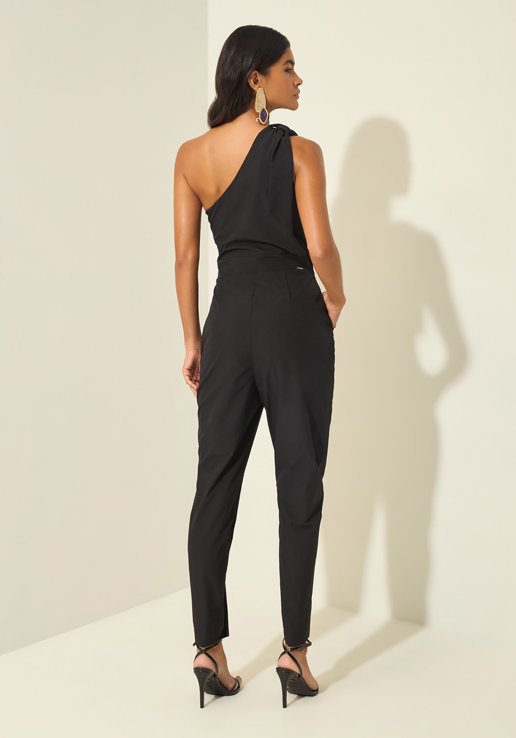 Macacão Longo De Um Ombro Só Em Alfaiataria, PRETO. Macacão Longo De Um Ombro Só Em Alfaiataria, PRETO, large.