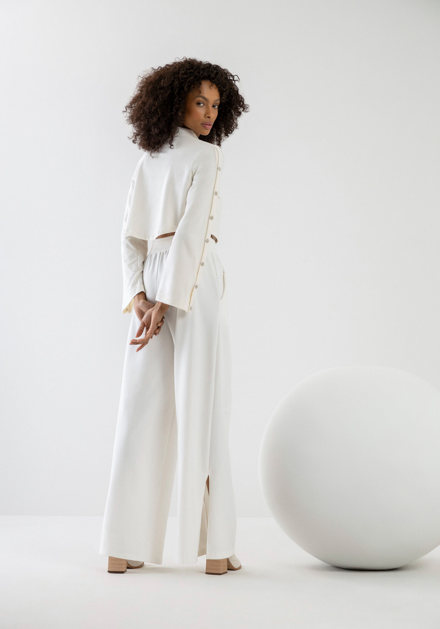 Blus&atilde;o Gola Alta com Bot&otilde;es nas Mangas, , large.