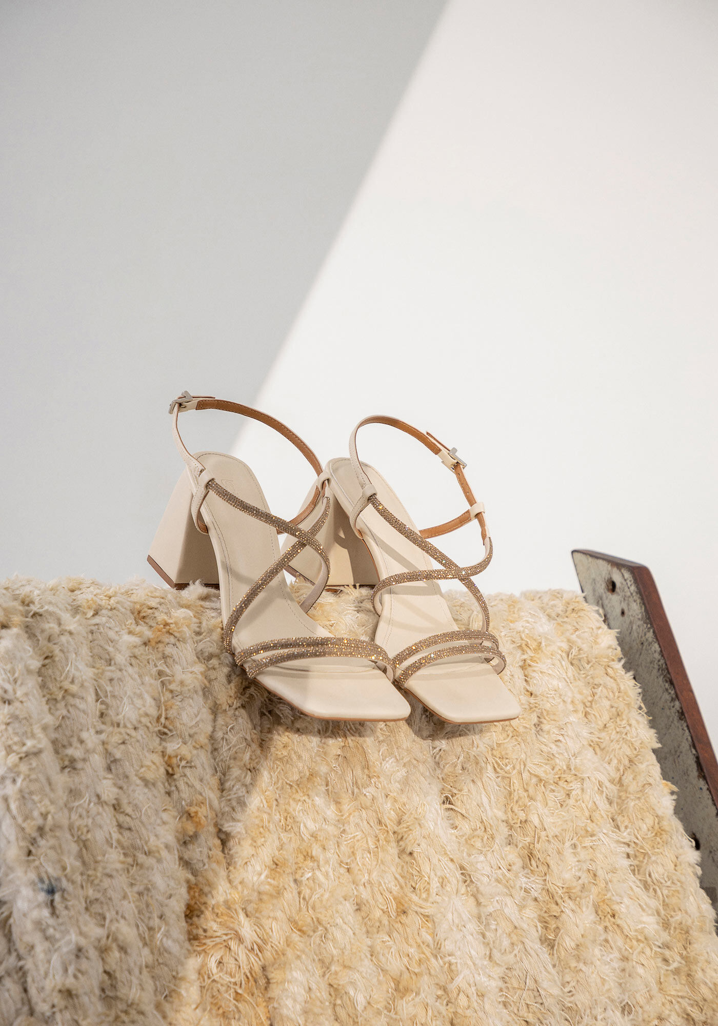 Sand&aacute;lia Salto M&eacute;dio Bloco Flare com Strass, , large.