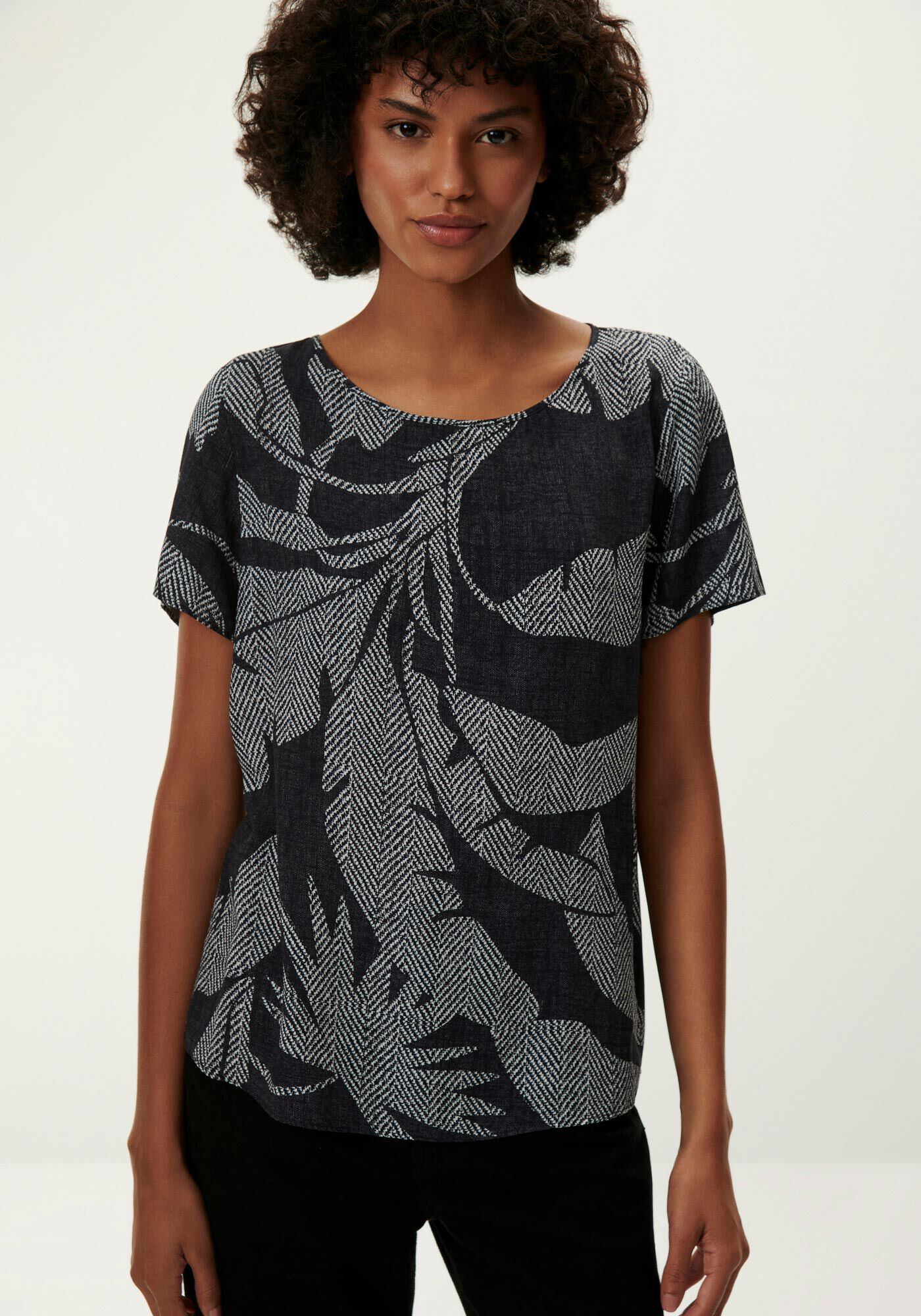 Blusa Manga Curta em Viscose Estampada, , large.