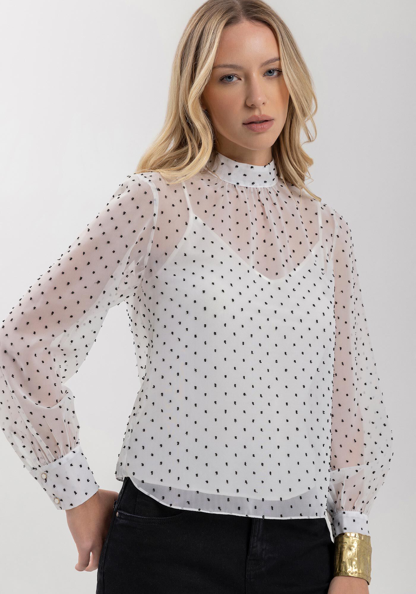 Blusa De Gola Alta Em Chiffon Com Po&aacute;s E Mangas Amplas, , large.