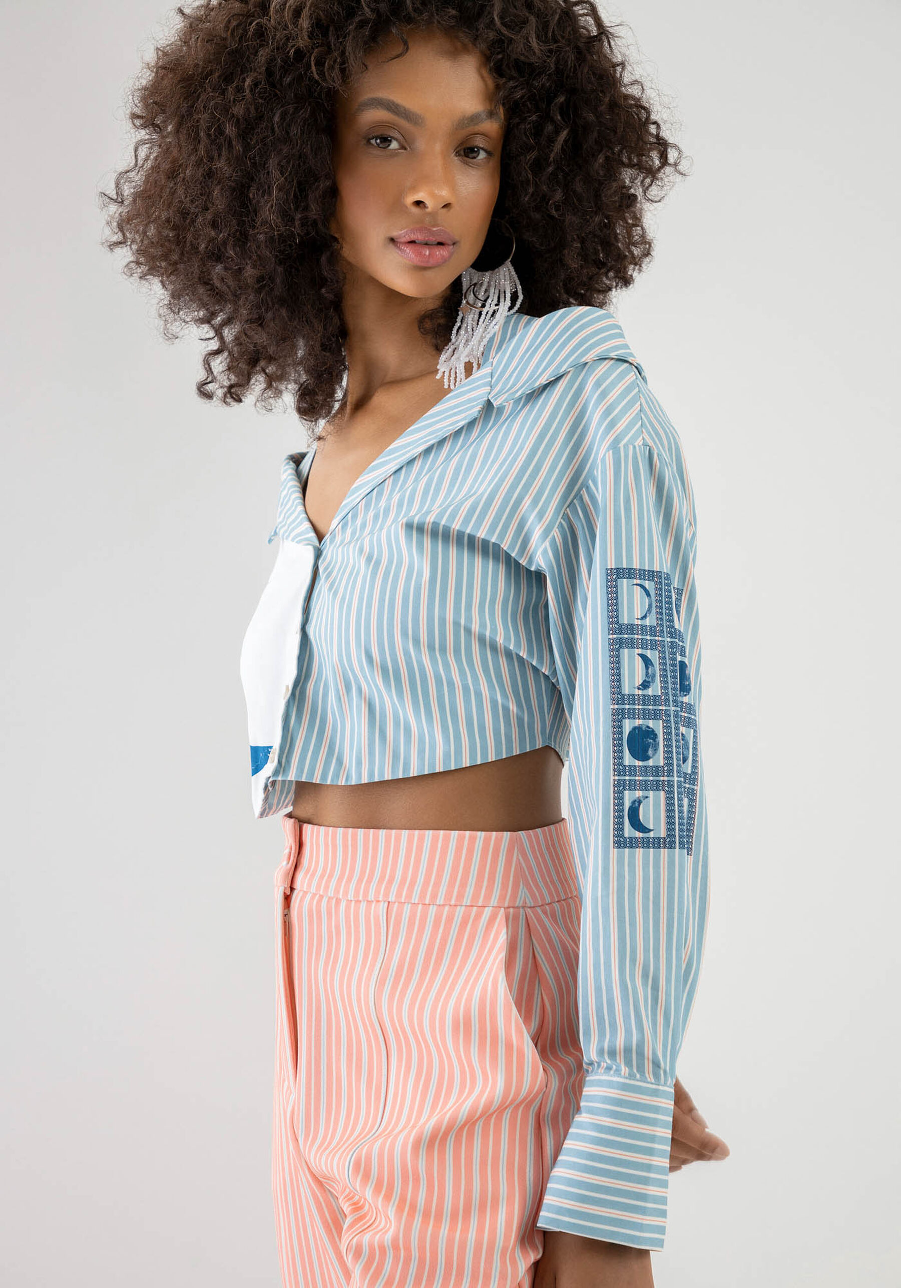 Camisa Cropped em Tricoline com Detalhe Alça, CELESTE. Camisa Cropped em Tricoline com Detalhe Alça, CELESTE, large.