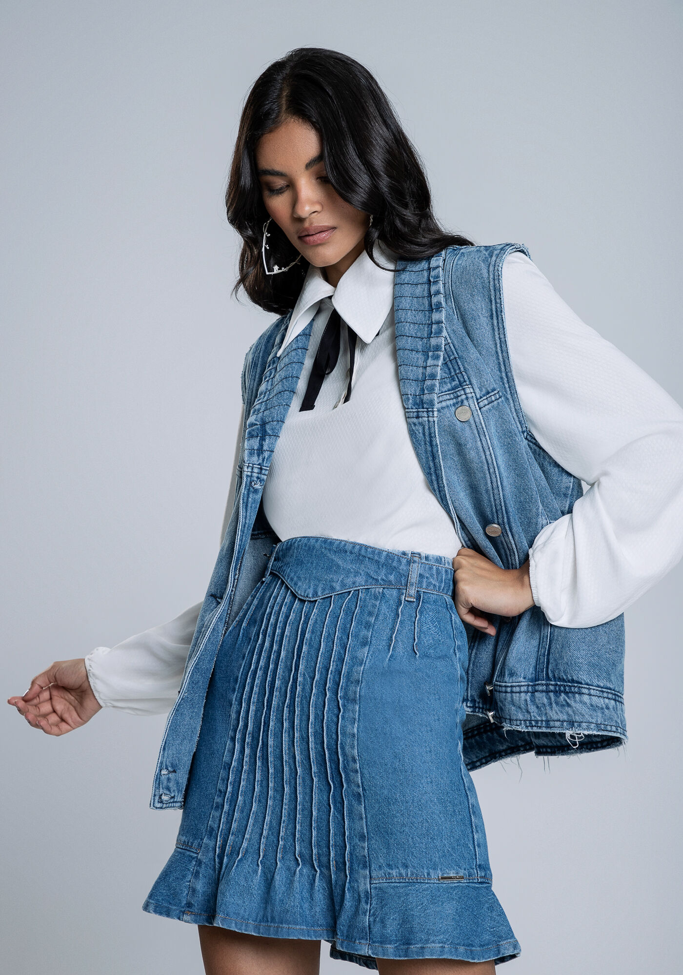 Saia Curta em Jeans com Pregas e Cinto Lez a Lez