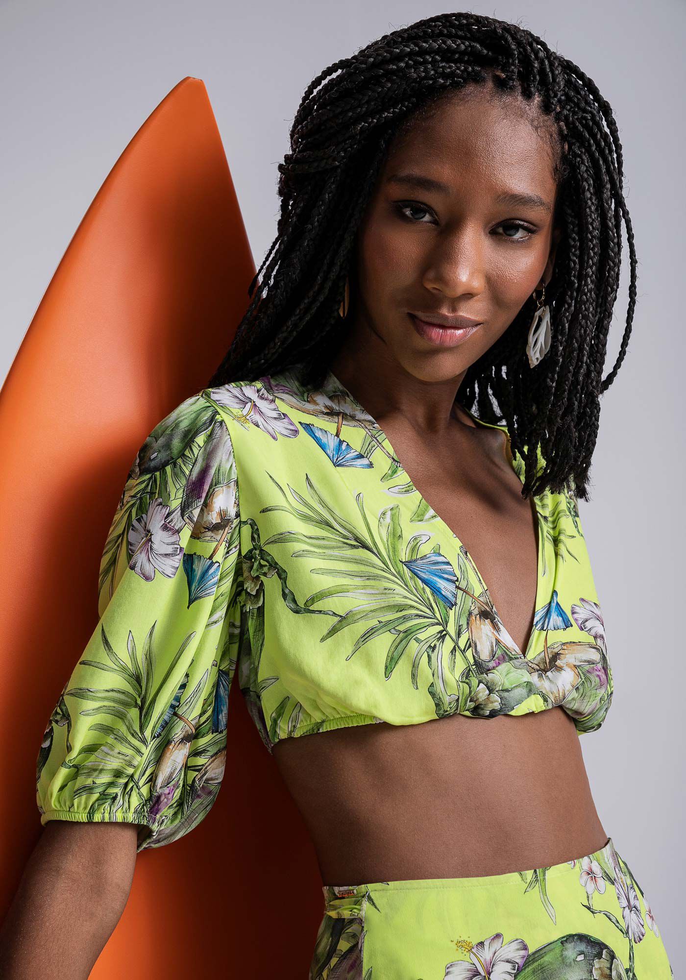 Blusa Cropped em Viscose com Decote V, , large.