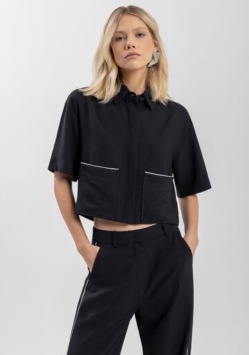 Camisa Curta Em Alfaiataria Com Mangas Curtas E Bolsos, PRETO. Camisa Curta Em Alfaiataria Com Mangas Curtas E Bolsos, PRETO, large.