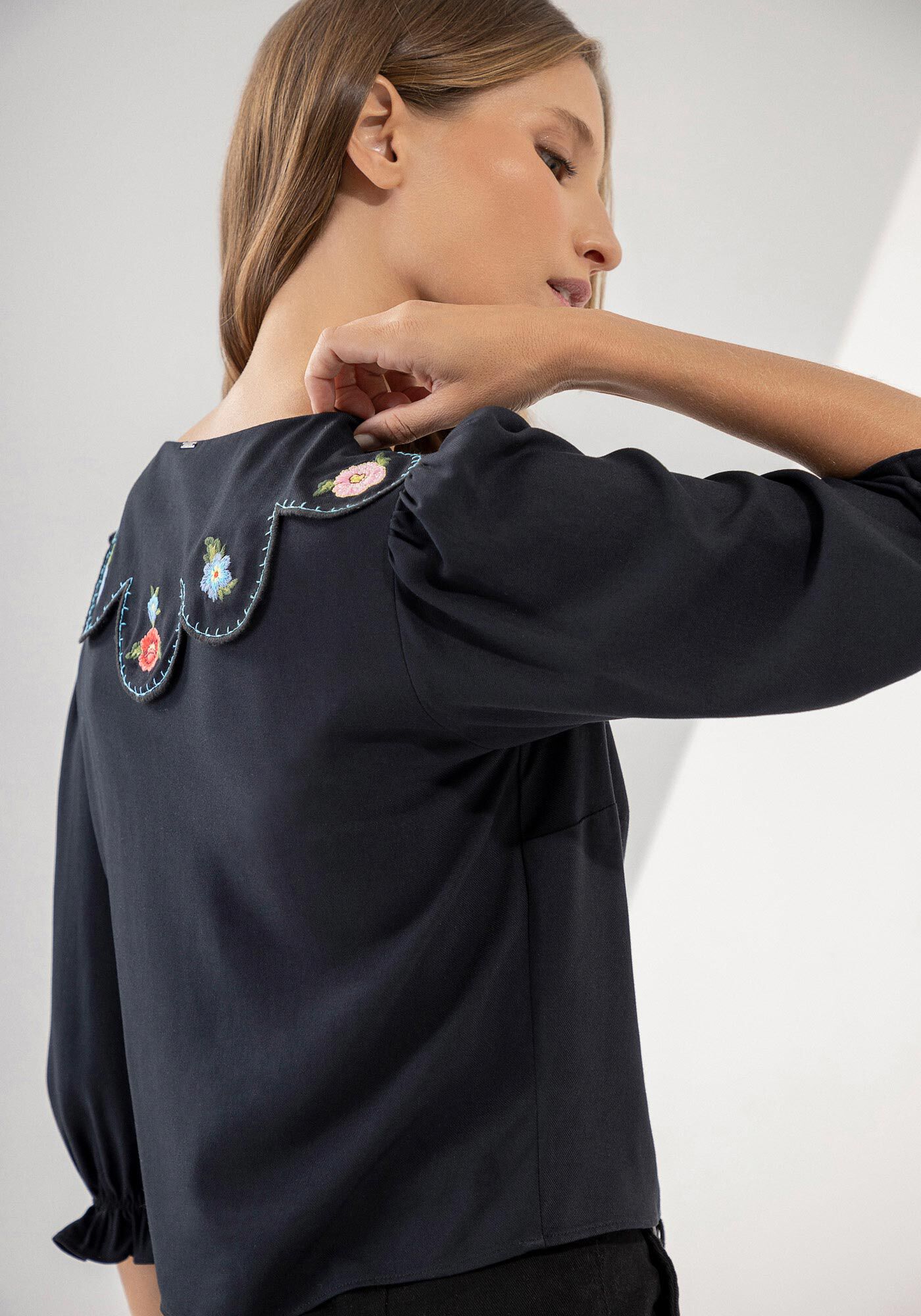 Camisa Manga Bufante com Gola Ondulada Bordada, , large.