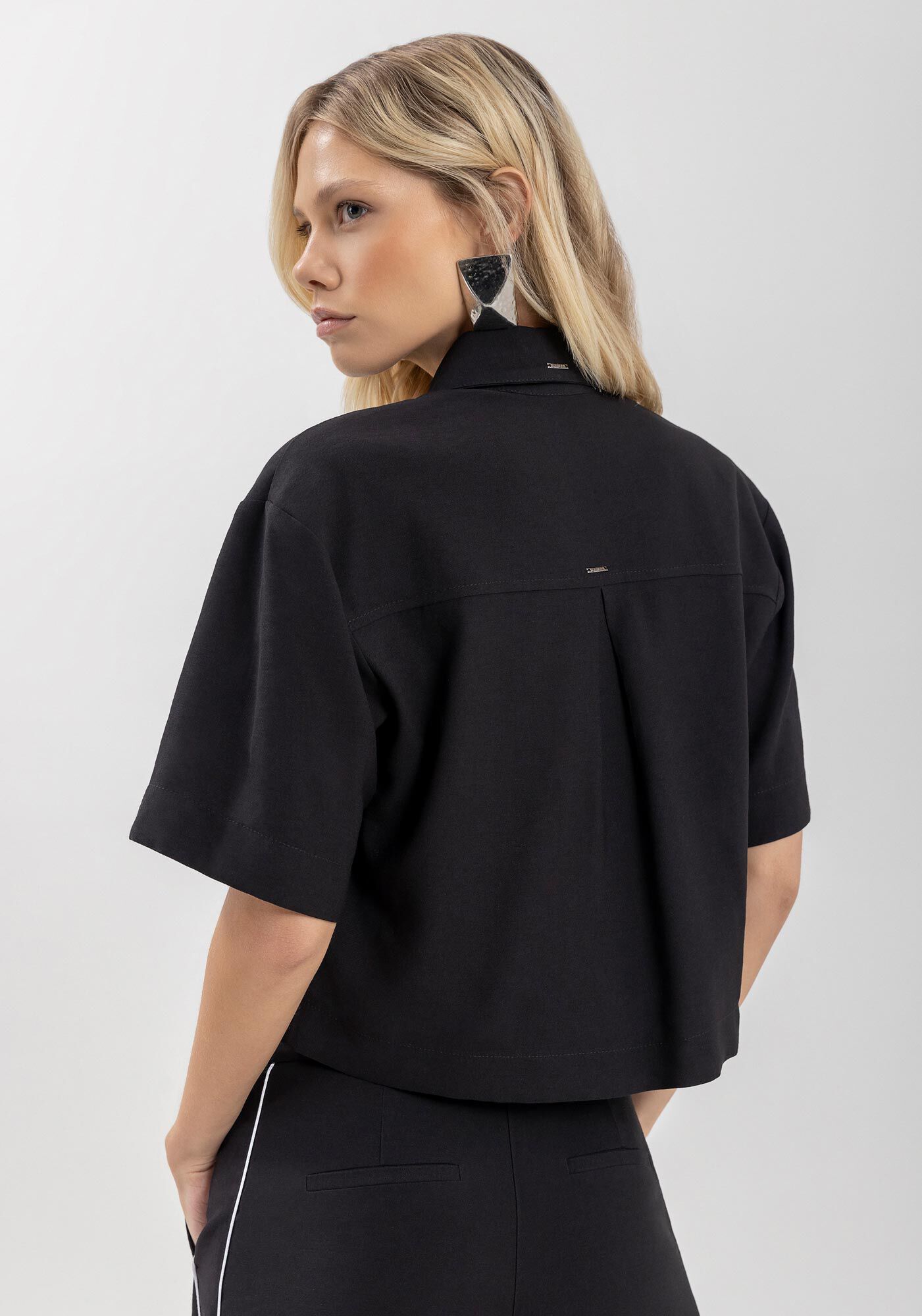 Camisa Curta Em Alfaiataria Com Mangas Curtas E Bolsos, , large.