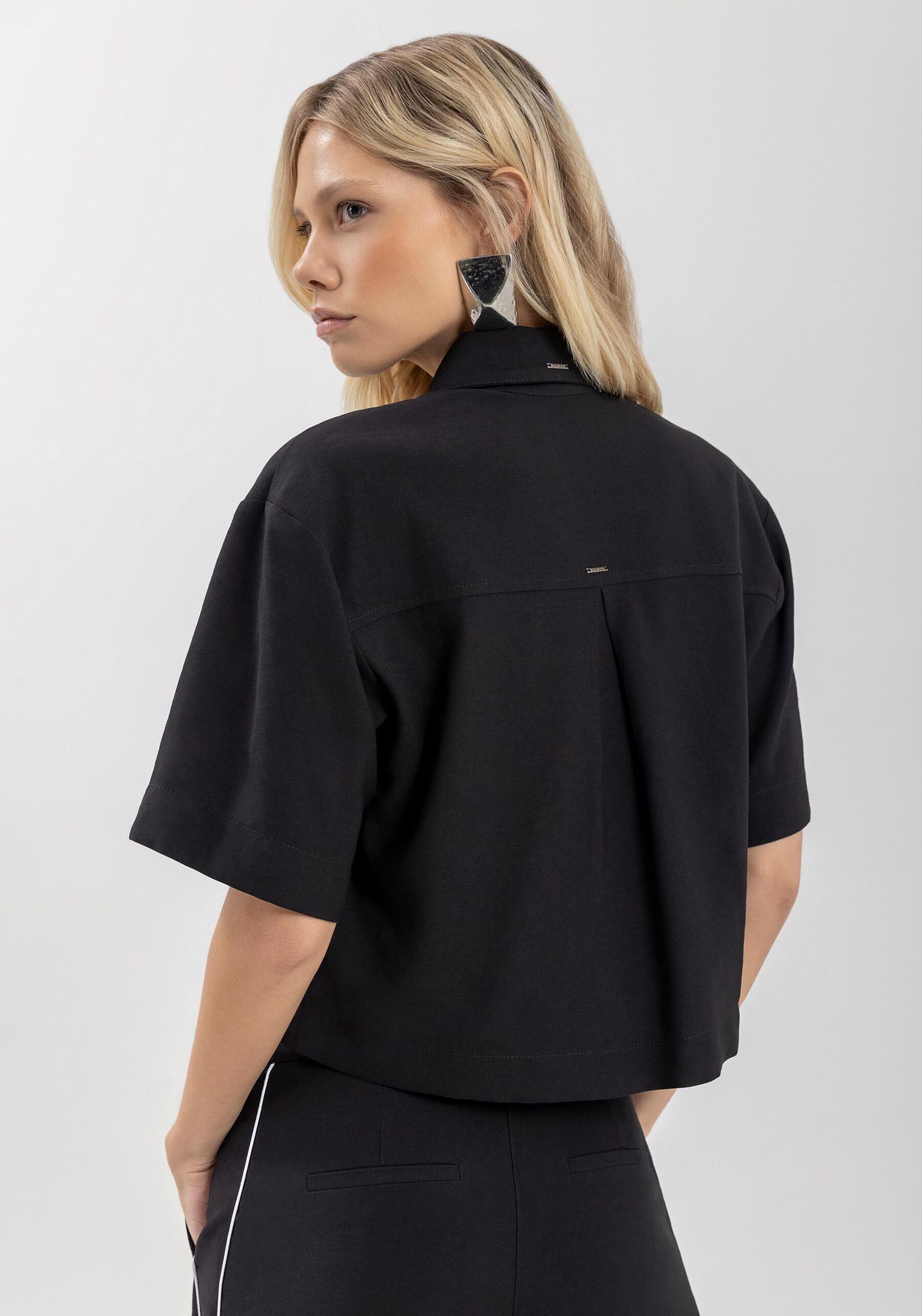 Camisa Curta Em Alfaiataria Com Mangas Curtas E Bolsos, PRETO. Camisa Curta Em Alfaiataria Com Mangas Curtas E Bolsos, PRETO, large.