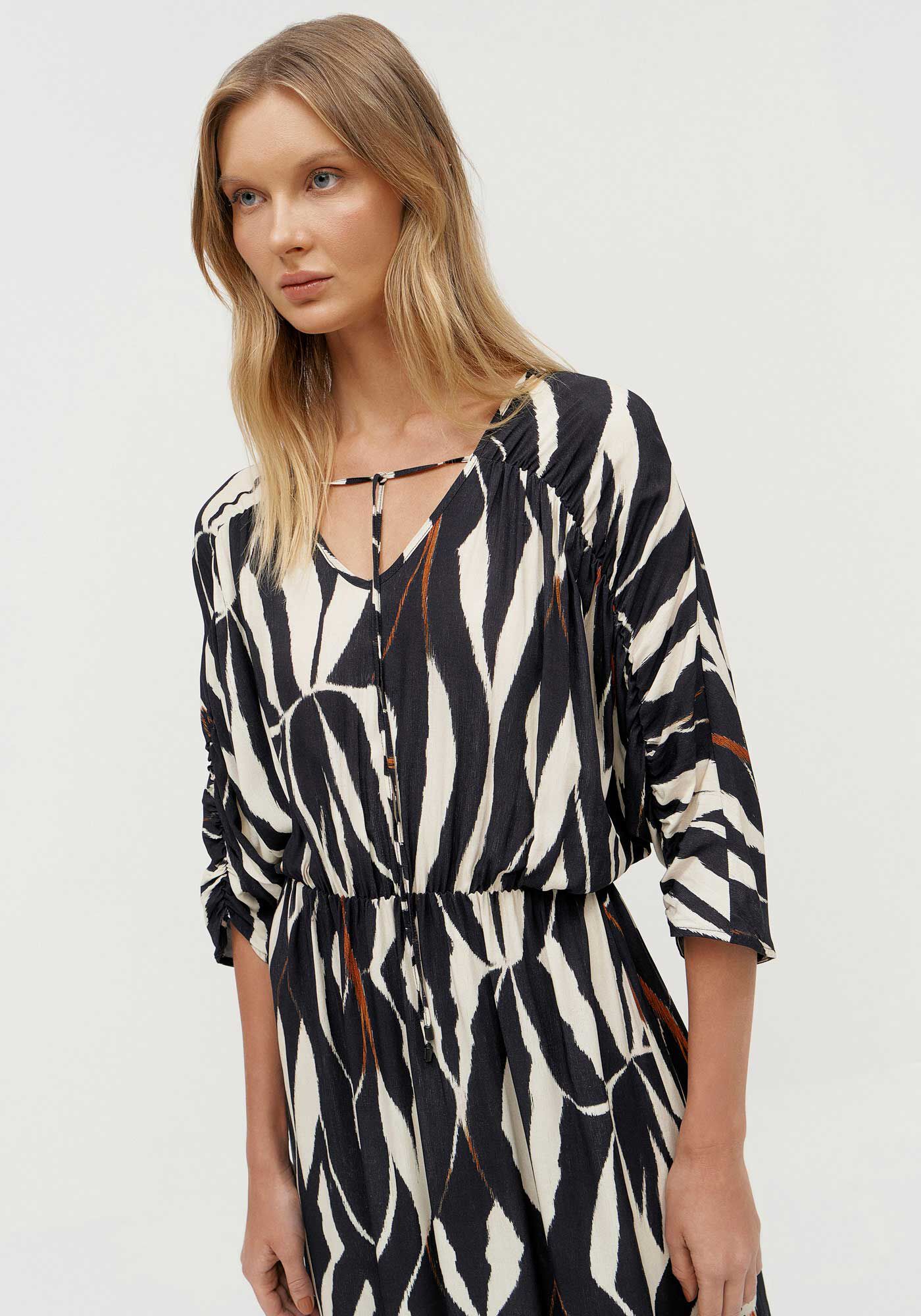 Vestido Midi em Viscose com Franzido Manga 3/4, ABSTRACT, large.