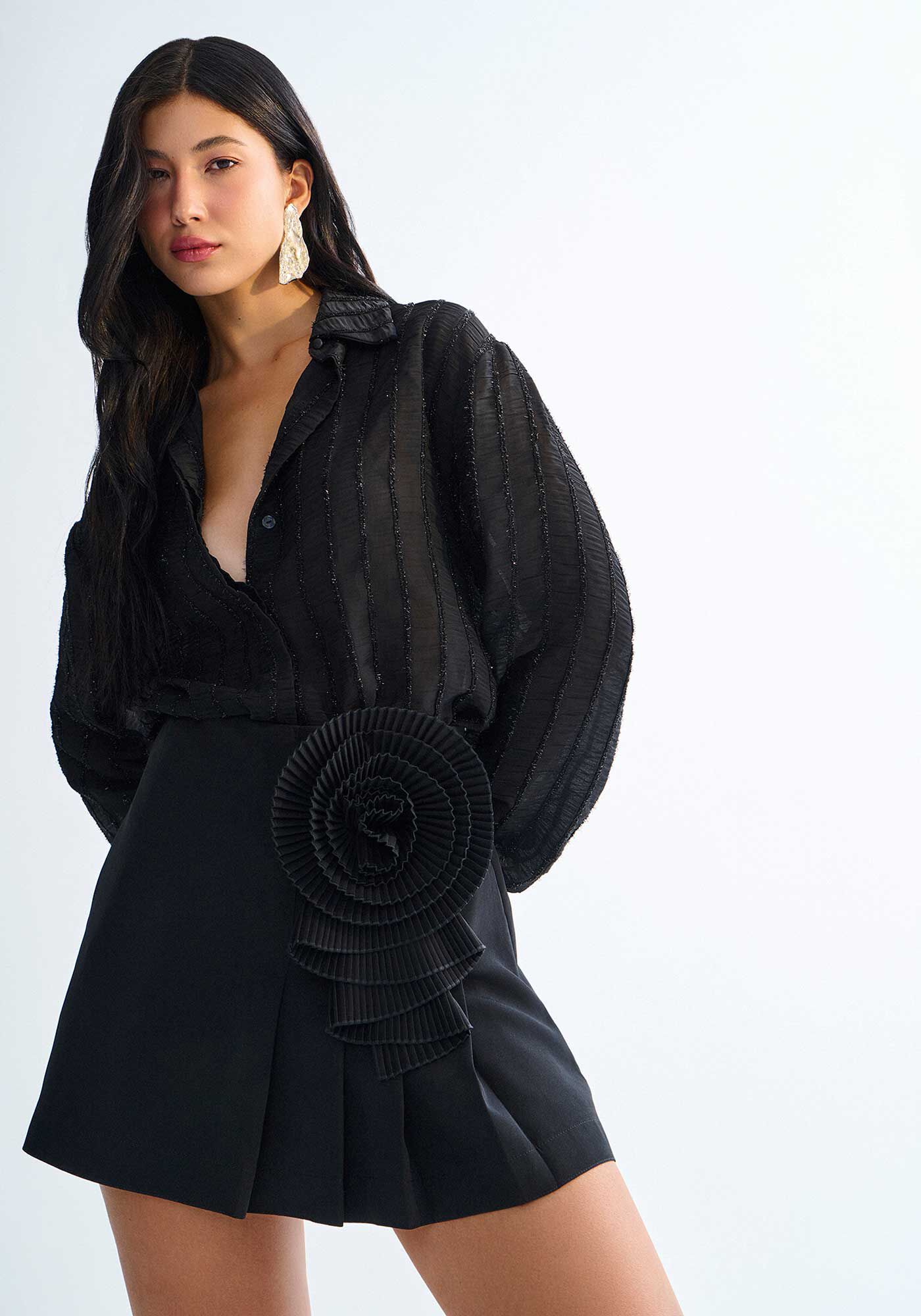 Saia Curta Cintura Alta com Aplica&ccedil;&atilde;o Flor Plissada, PRETO, large.