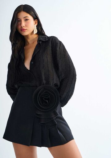 Saia Curta Cintura Alta com Aplicação Flor Plissada, PRETO. Saia Curta Cintura Alta com Aplicação Flor Plissada, PRETO, large.