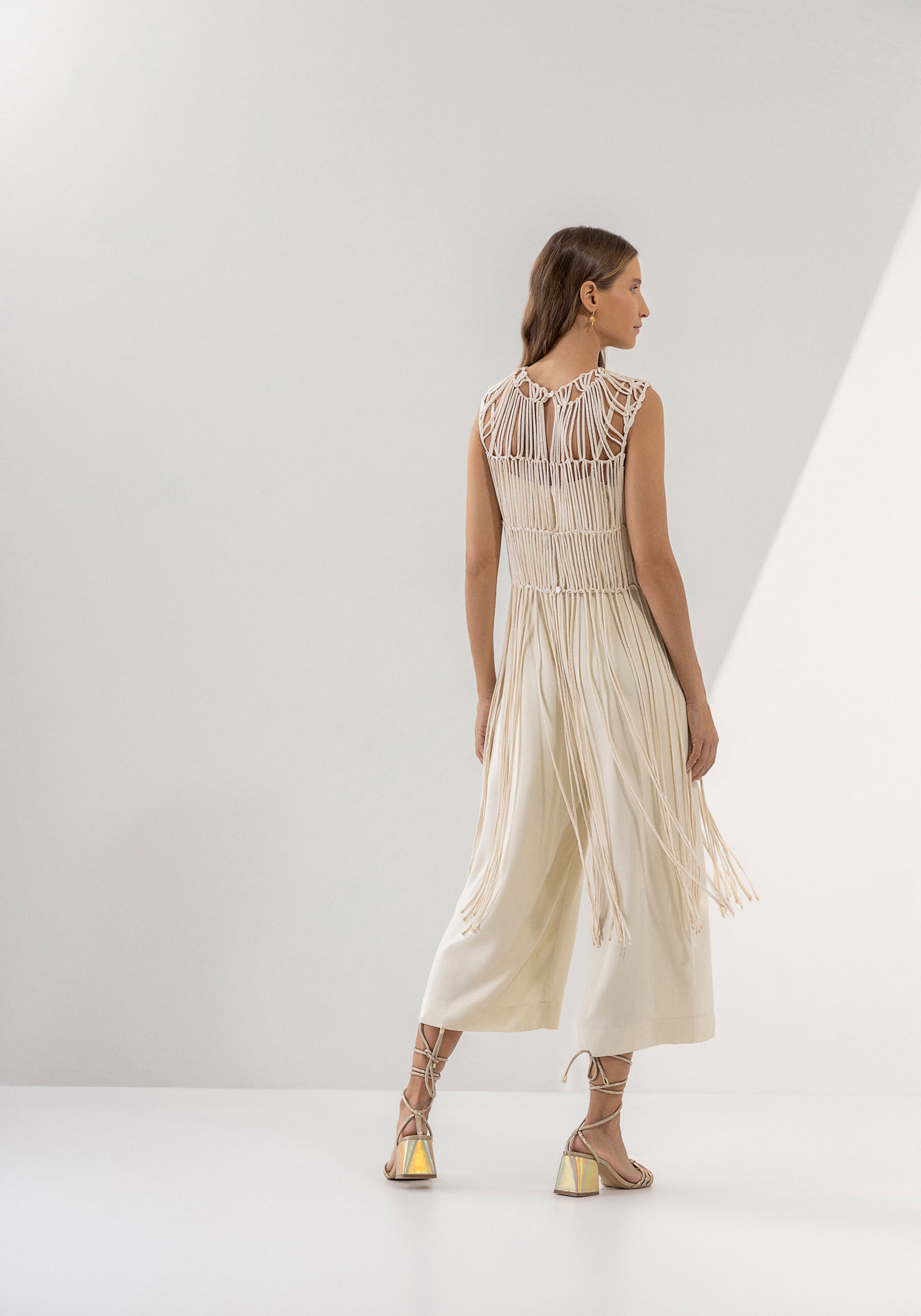 Macacão Midi com Sobreposição Macramê Alongada, . Macacão Midi com Sobreposição Macramê Alongada, , large.