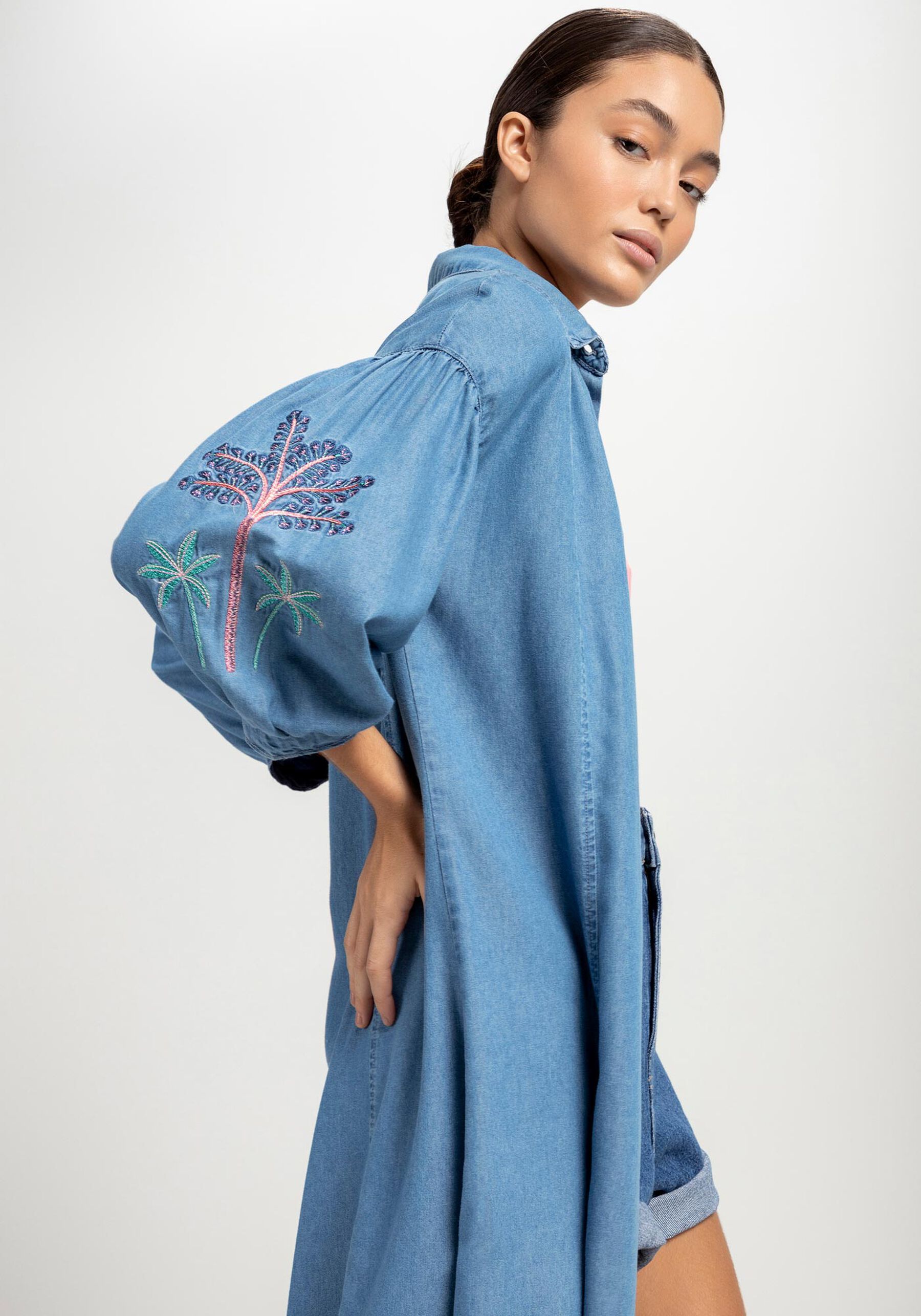 Vestido Jeans Midi Chemise com Bordado, JEANS. Vestido Jeans Midi Chemise com Bordado, JEANS, large.