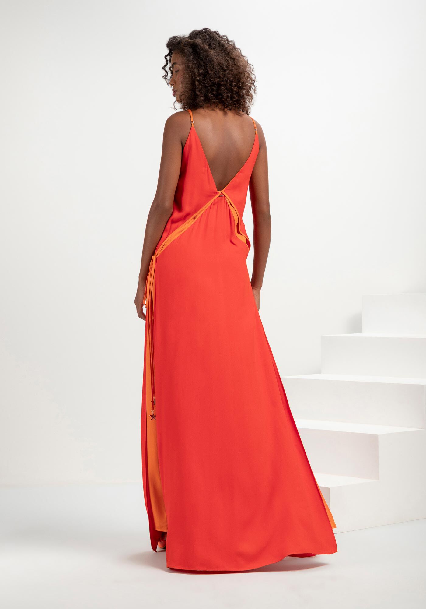 Vestido Longo em Crepe Recortes com Al&ccedil;as, , large.