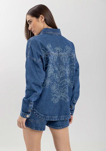 Camisa Jeans Alongada Com Bolsos E Bordado Nas Costas, JEANS. Camisa Jeans Alongada Com Bolsos E Bordado Nas Costas, JEANS, large.