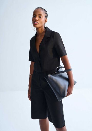 Blusa Cropped Alfaiataria em Cotton Sarjado com Manga Curta, PRETO REATIVO. Blusa Cropped Alfaiataria em Cotton Sarjado com Manga Curta, PRETO REATIVO, large.