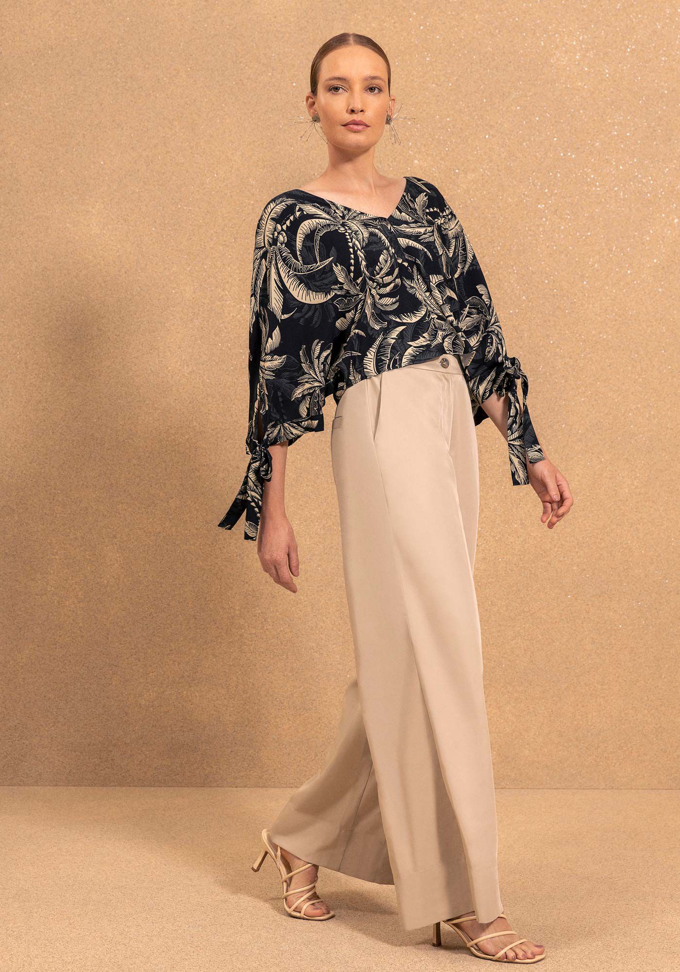 Blusa Curta Estampada Com Mangas 3/4 E Amarra&ccedil;&otilde;es, COQUEIRO PRETO, large.