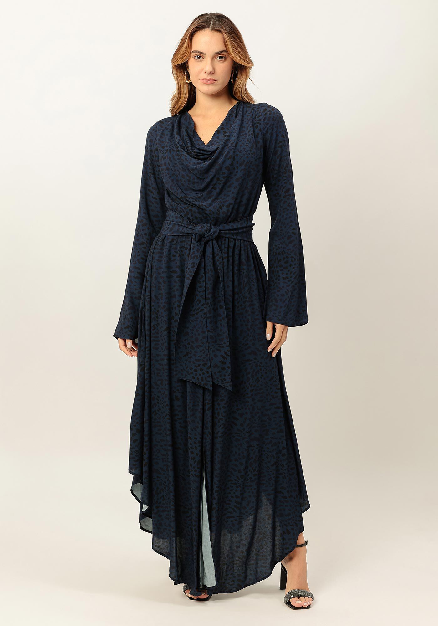 Vestido Longo Manga Longa em Viscose Assim&eacute;trico, , large.