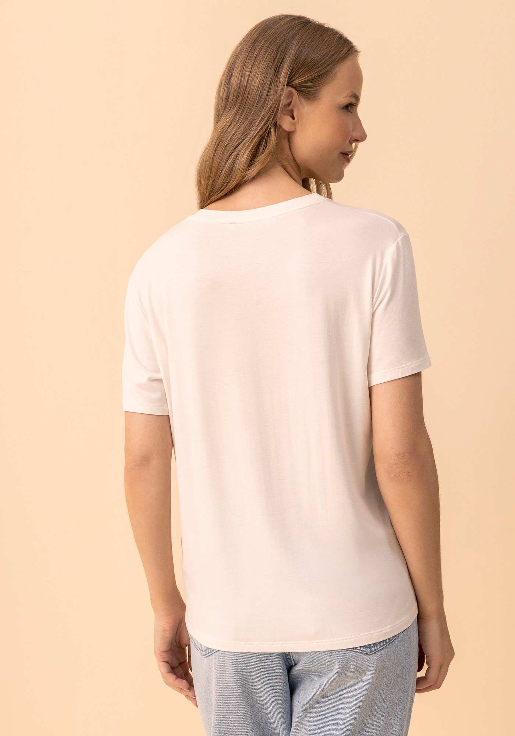 Blusa Básica Com Decote Em V Em Malha Leve, BRANCO OFF WHITE. Blusa Básica Com Decote Em V Em Malha Leve, BRANCO OFF WHITE, large.