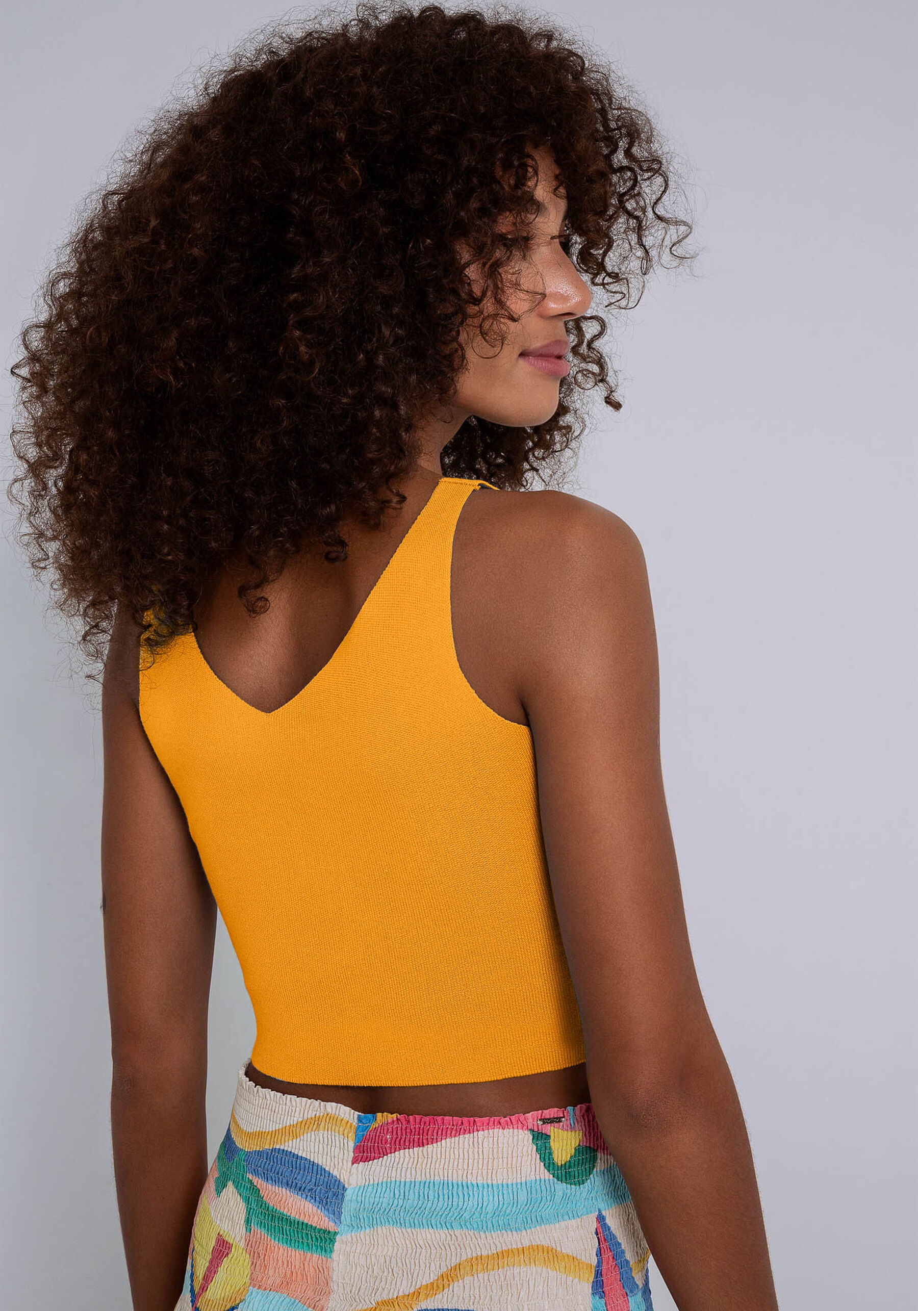 Blusa com Alças Decote V Tricô, AMARELO. Blusa com Alças Decote V Tricô, AMARELO, large.