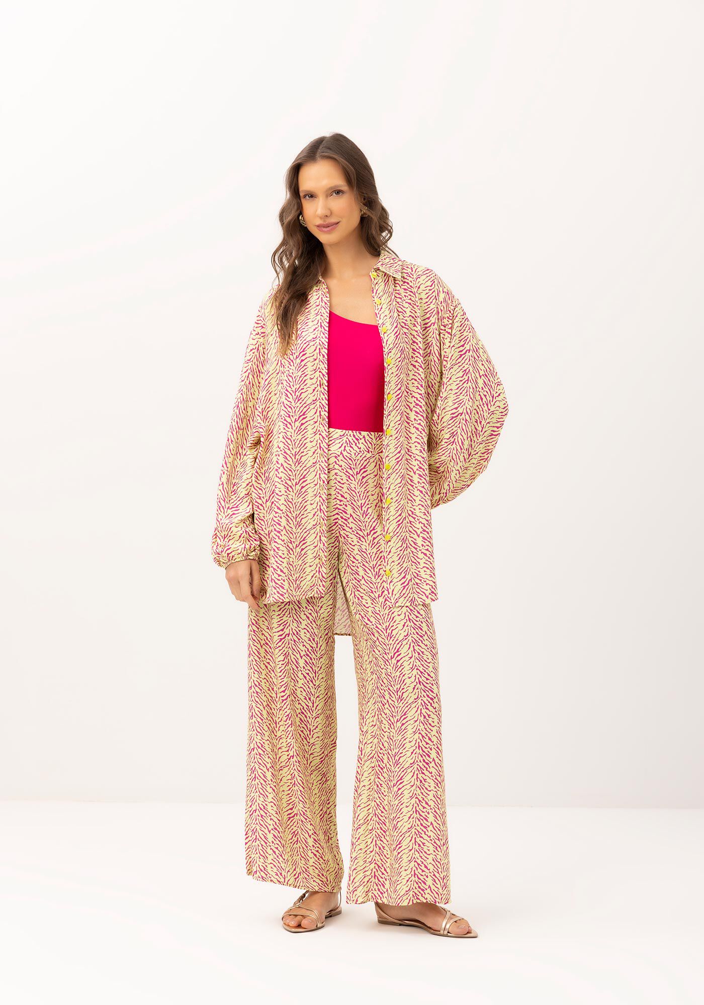 Camisa Sa&iacute;da de Praia Alongada em Viscose Estampada, , large.