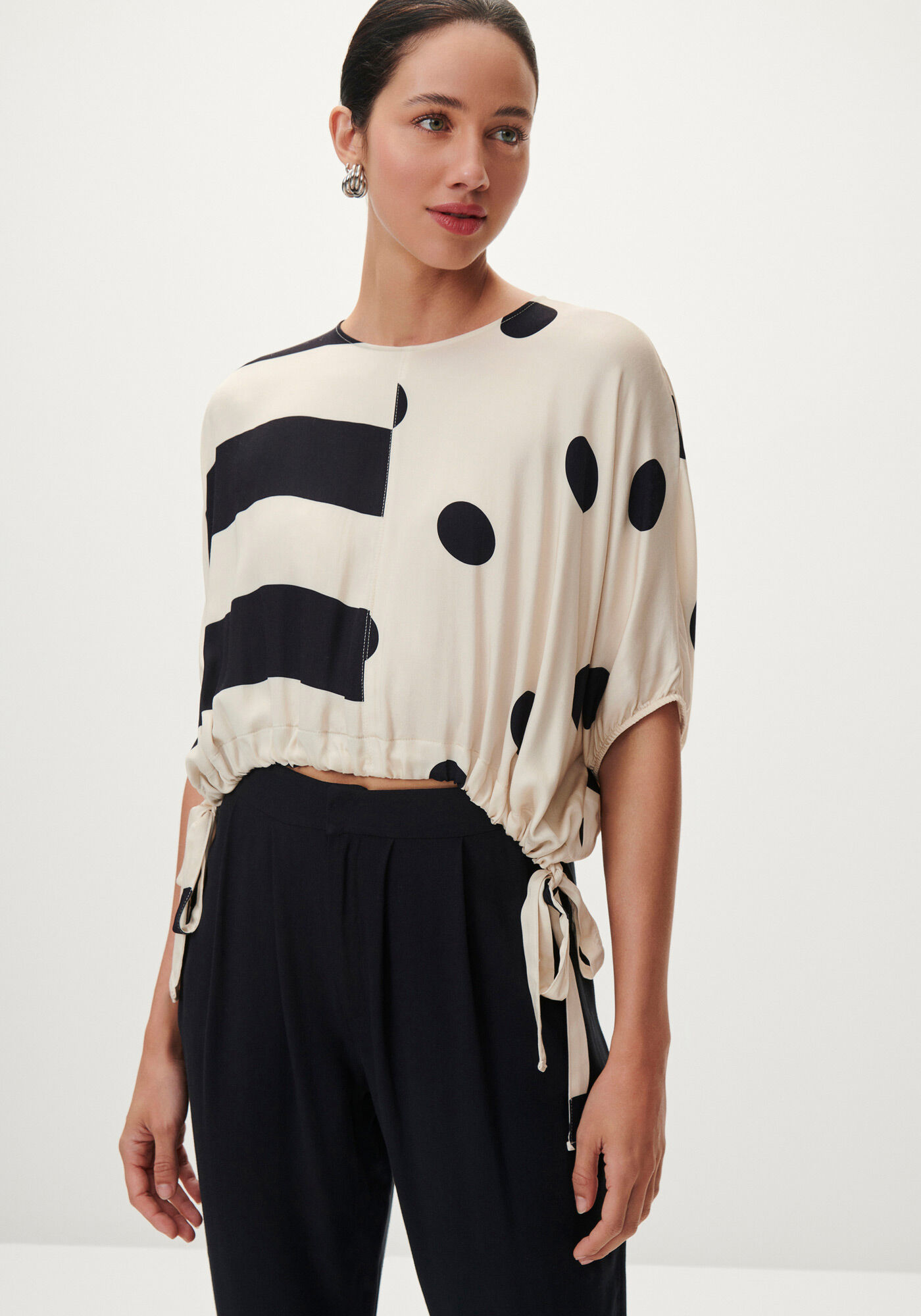 Blusa Cropped em Viscose com Amarra&ccedil;&atilde;o Barra, CARROSSEL, large.