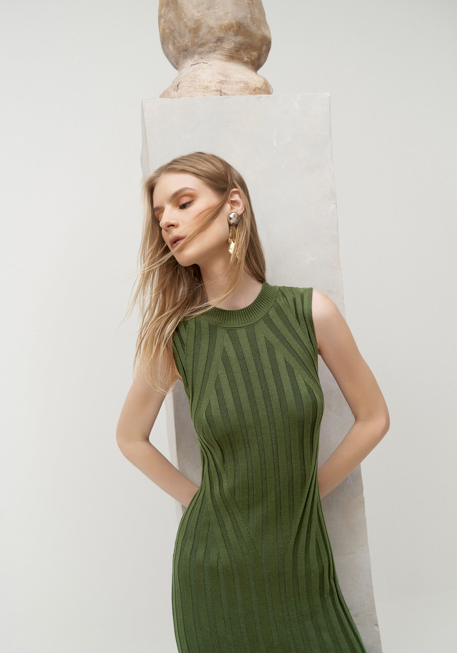 Vestido Midi em Tricô com Fenda Costas, . Vestido Midi em Tricô com Fenda Costas, , large.