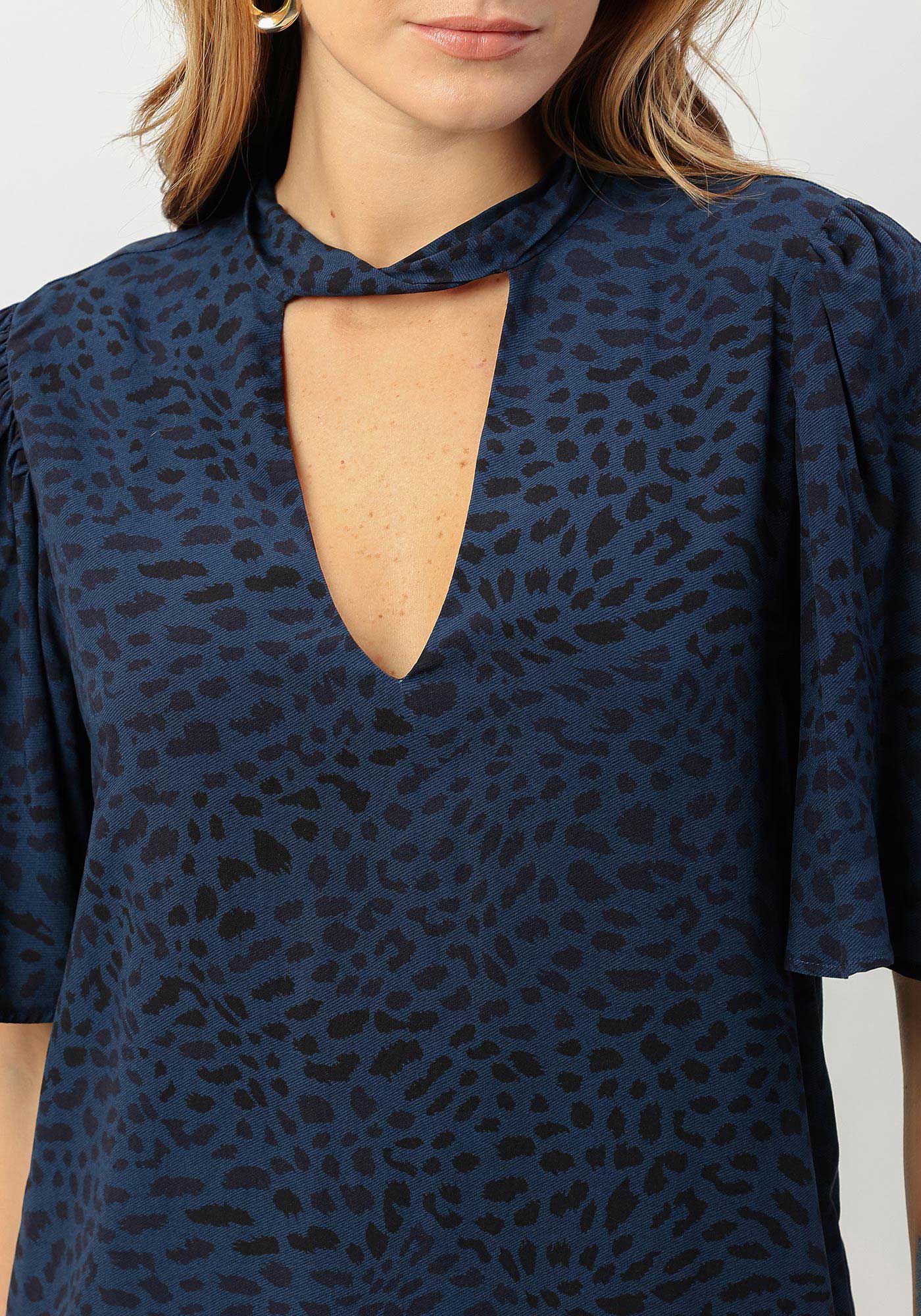 Vestido Curto Estampado em Viscose com Cut Decote, , large.